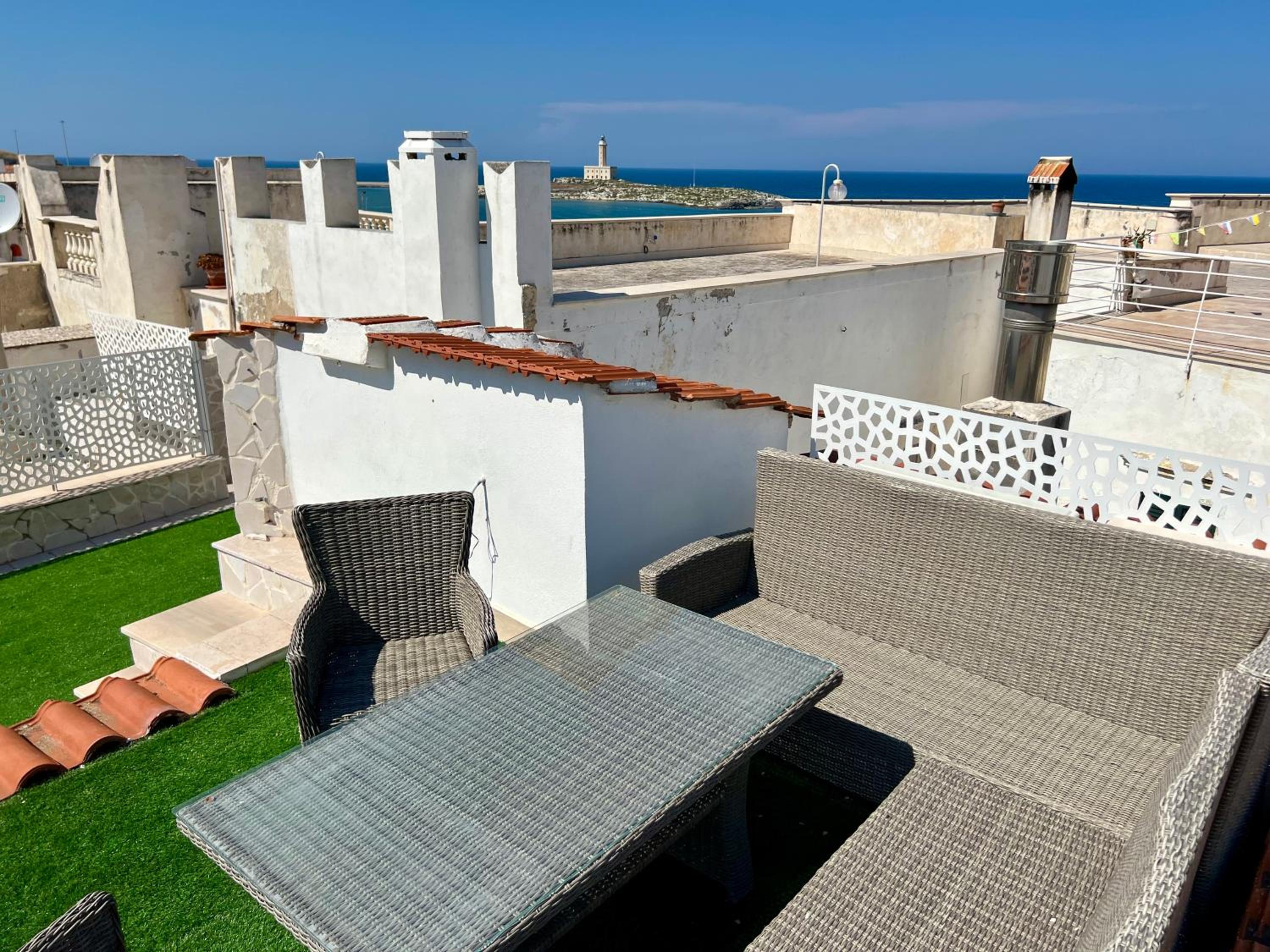 Cozy Sea View Flat with Private 83 sq Rooftop, Balcony, and BBQ in the Old Town photo 2