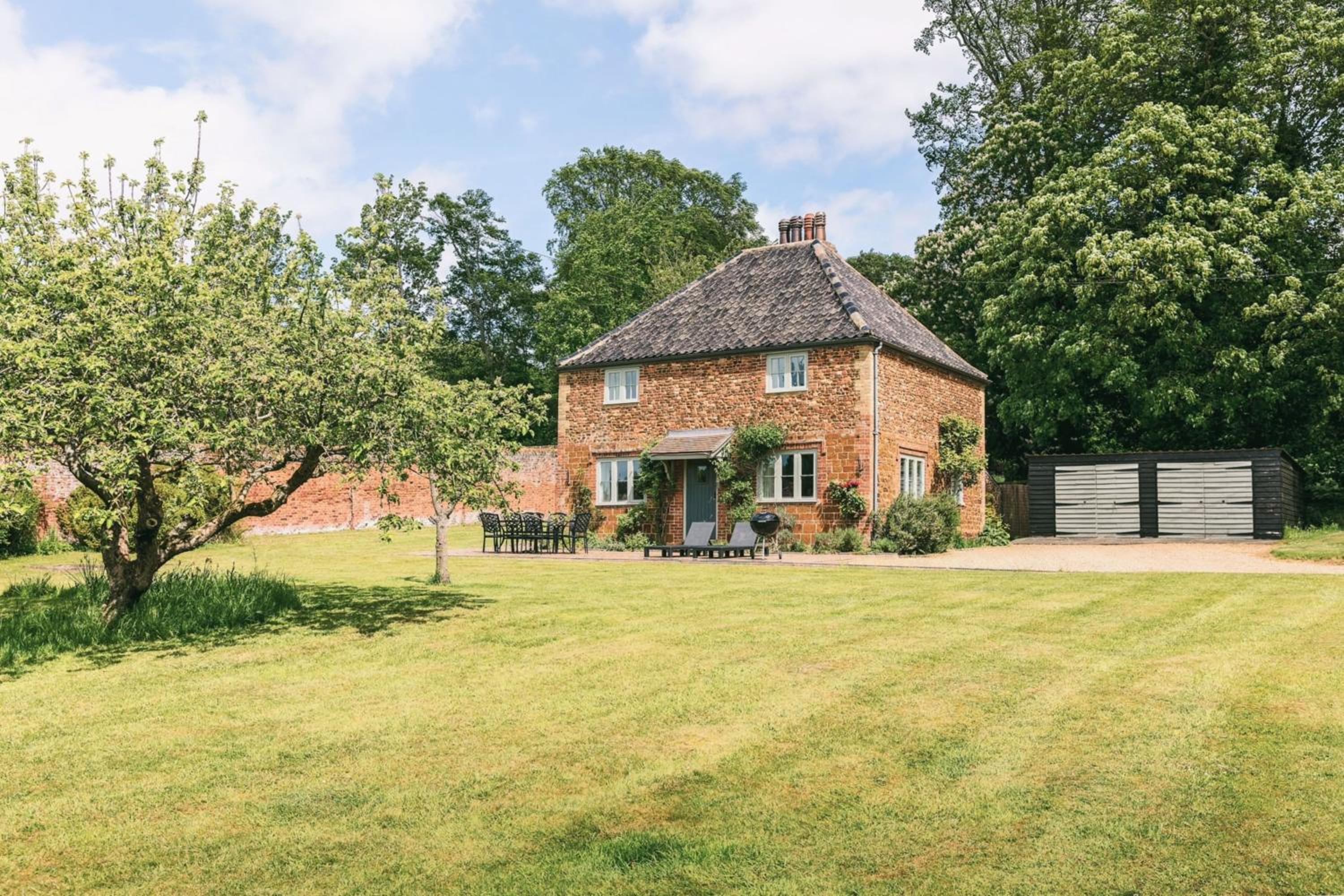 Cottages in the Walled Garden view 3