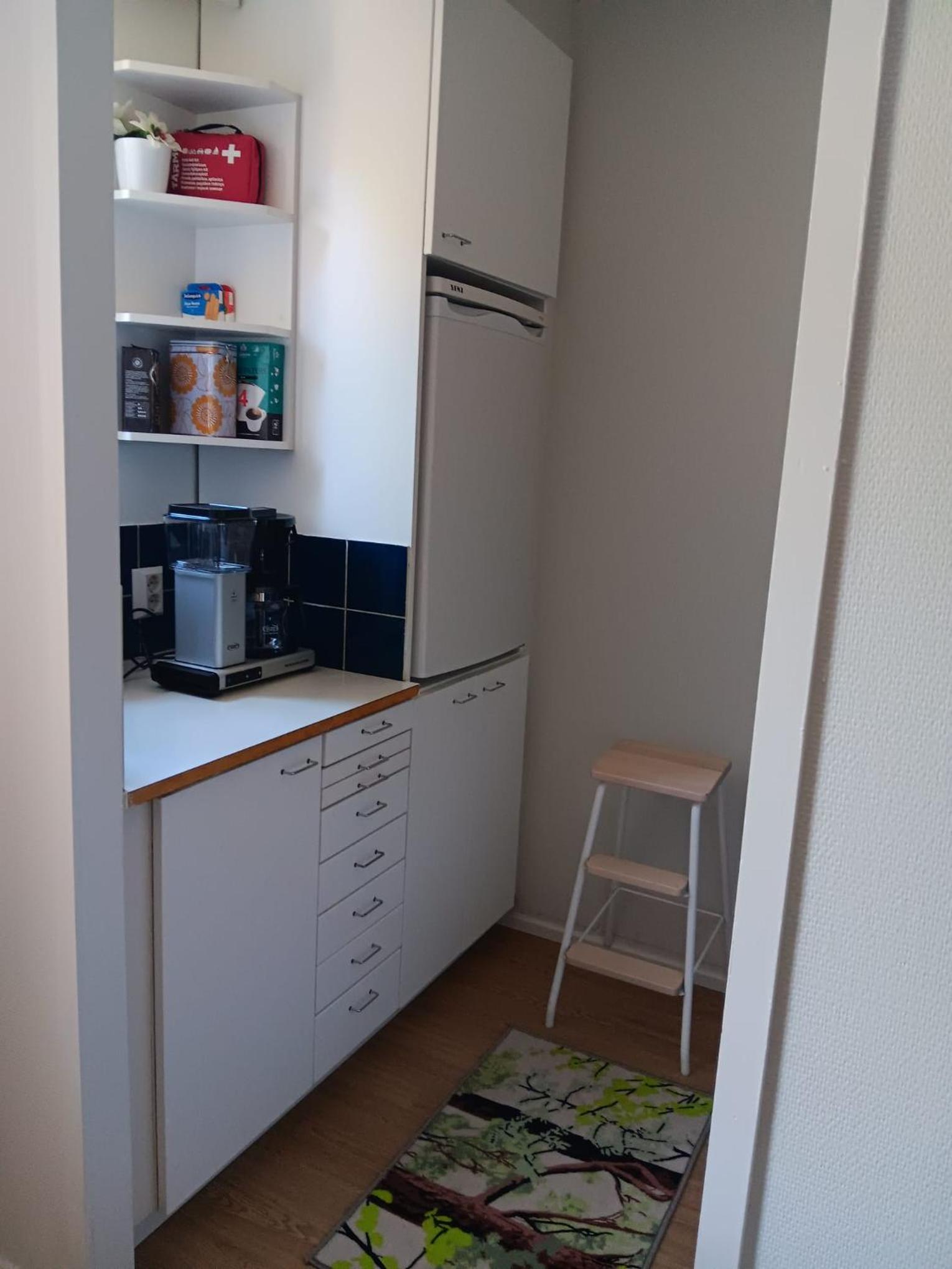 Kompakti yksiö numero 6 pienkerrostalossa