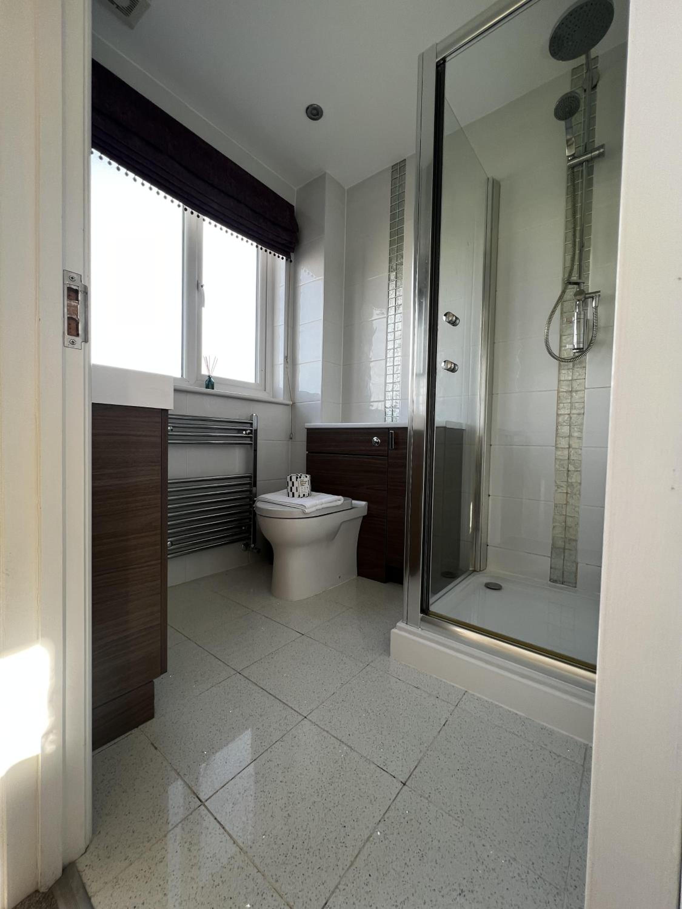 Mumbles - House - Seaside - Sleeps11 - PetFriendly view 2