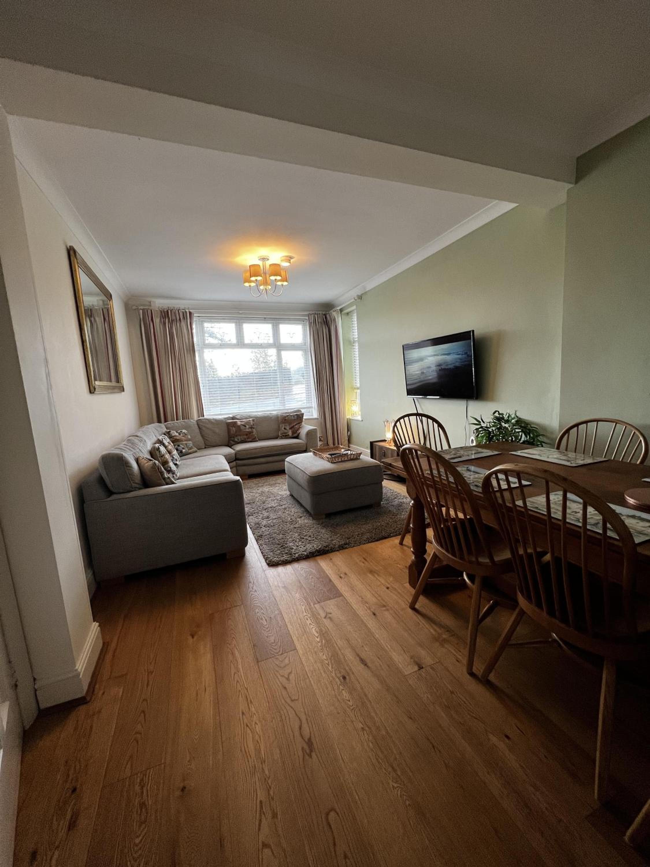 Mumbles - House - Seaside - Sleeps11 - PetFriendly view 4