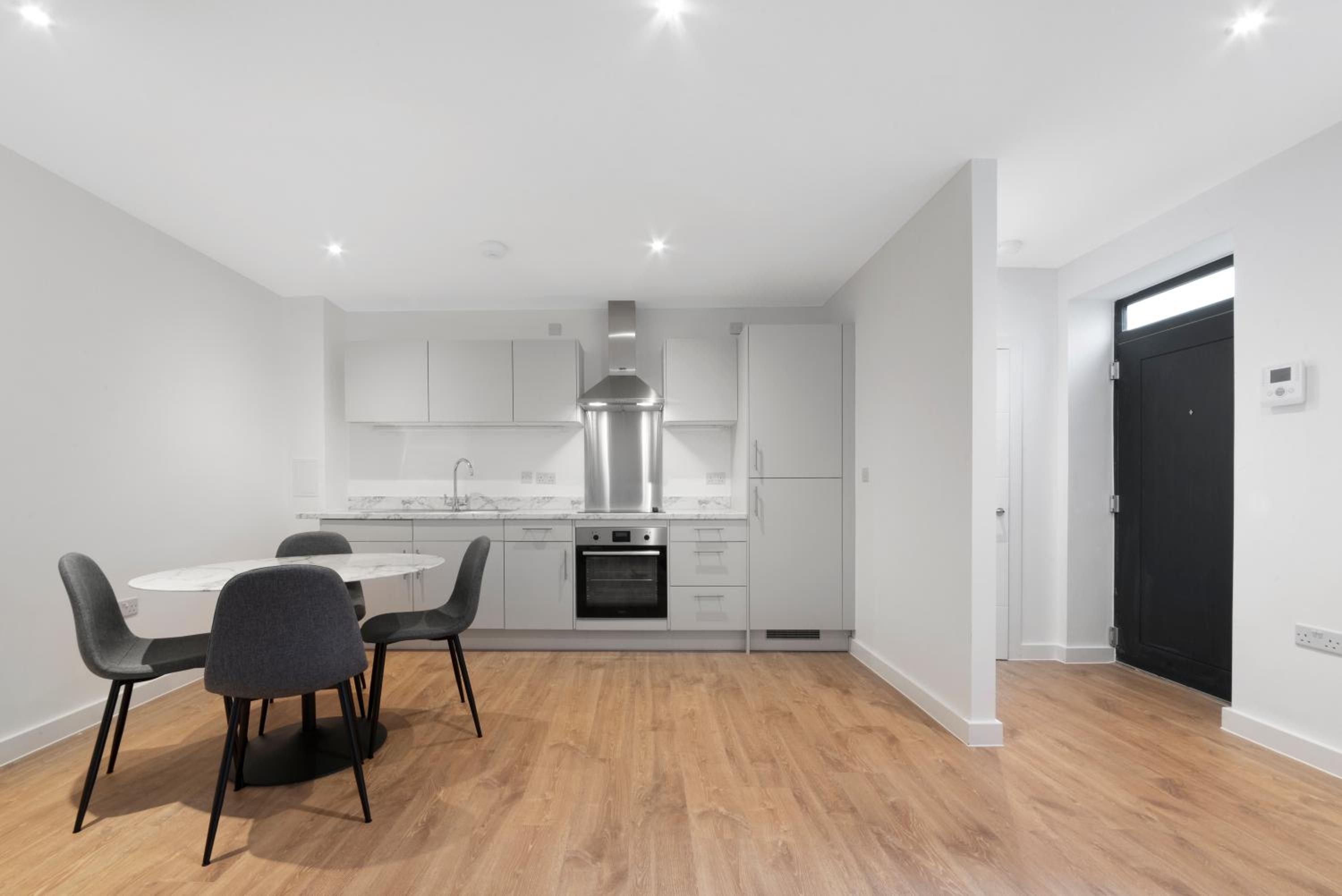 Guest Ready 2BD Holiday Home, 5mins to tube