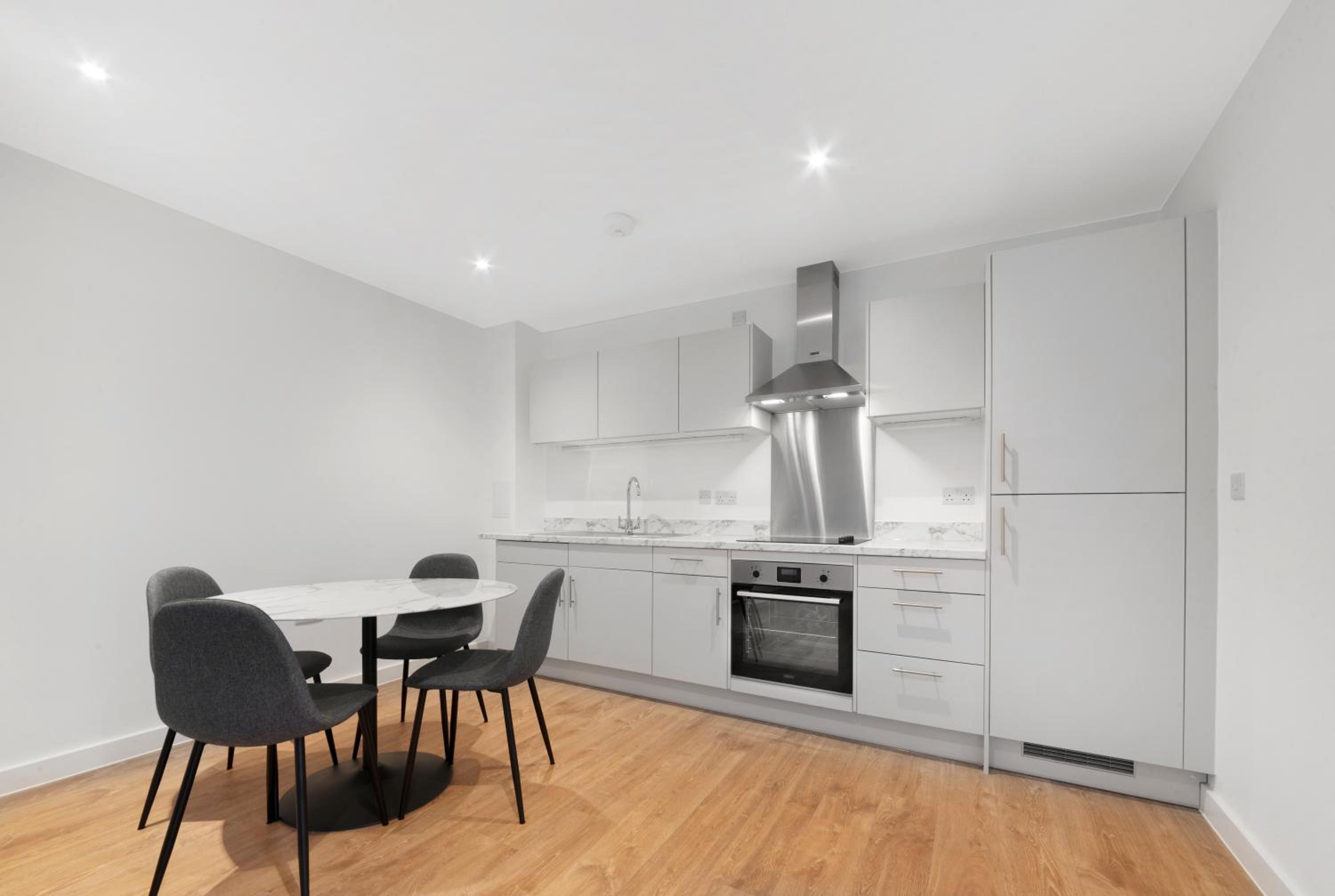 Guest Ready 2BD Holiday Home, 5mins to tube