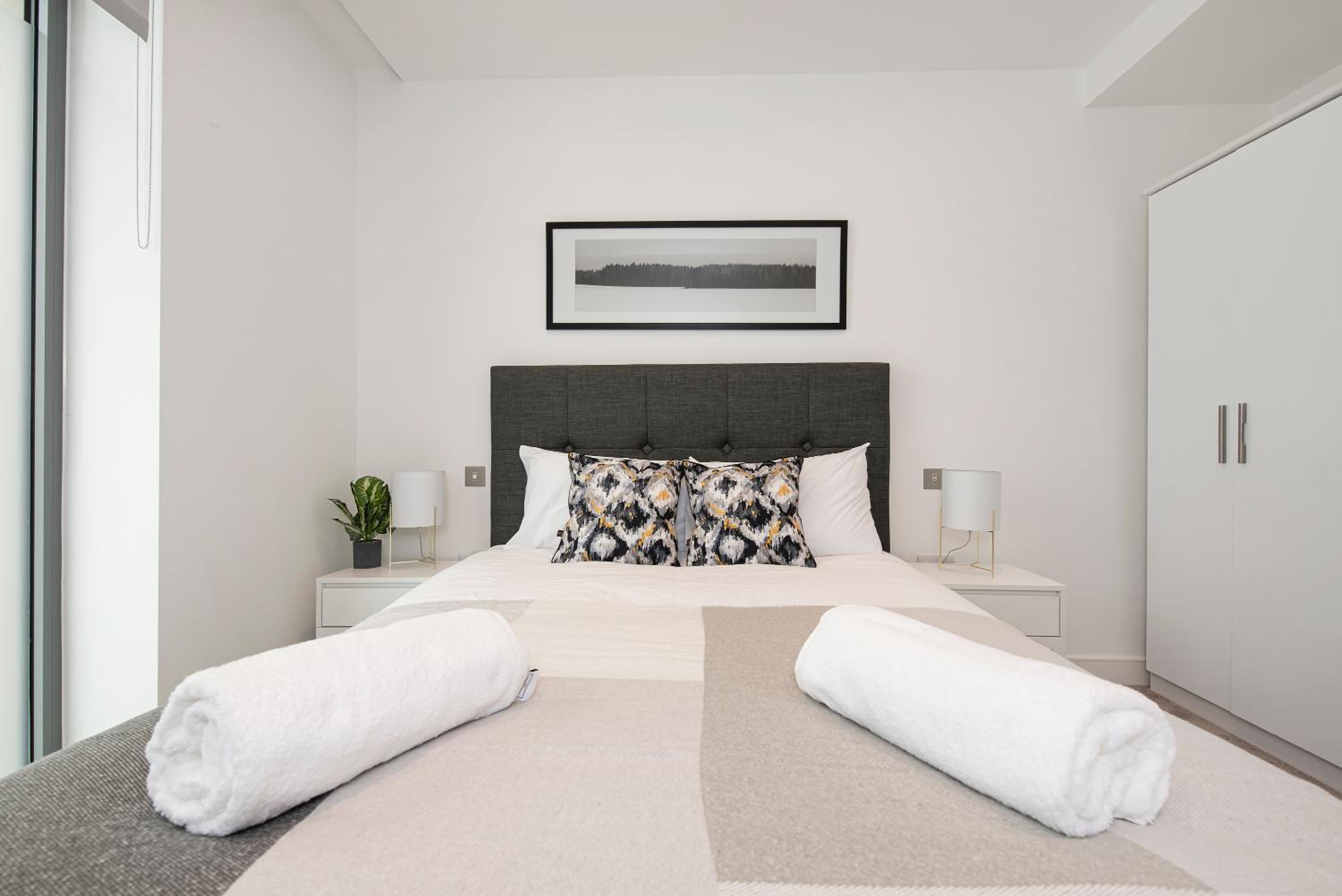 Battersea Power station 2 Bed Close To Harrods