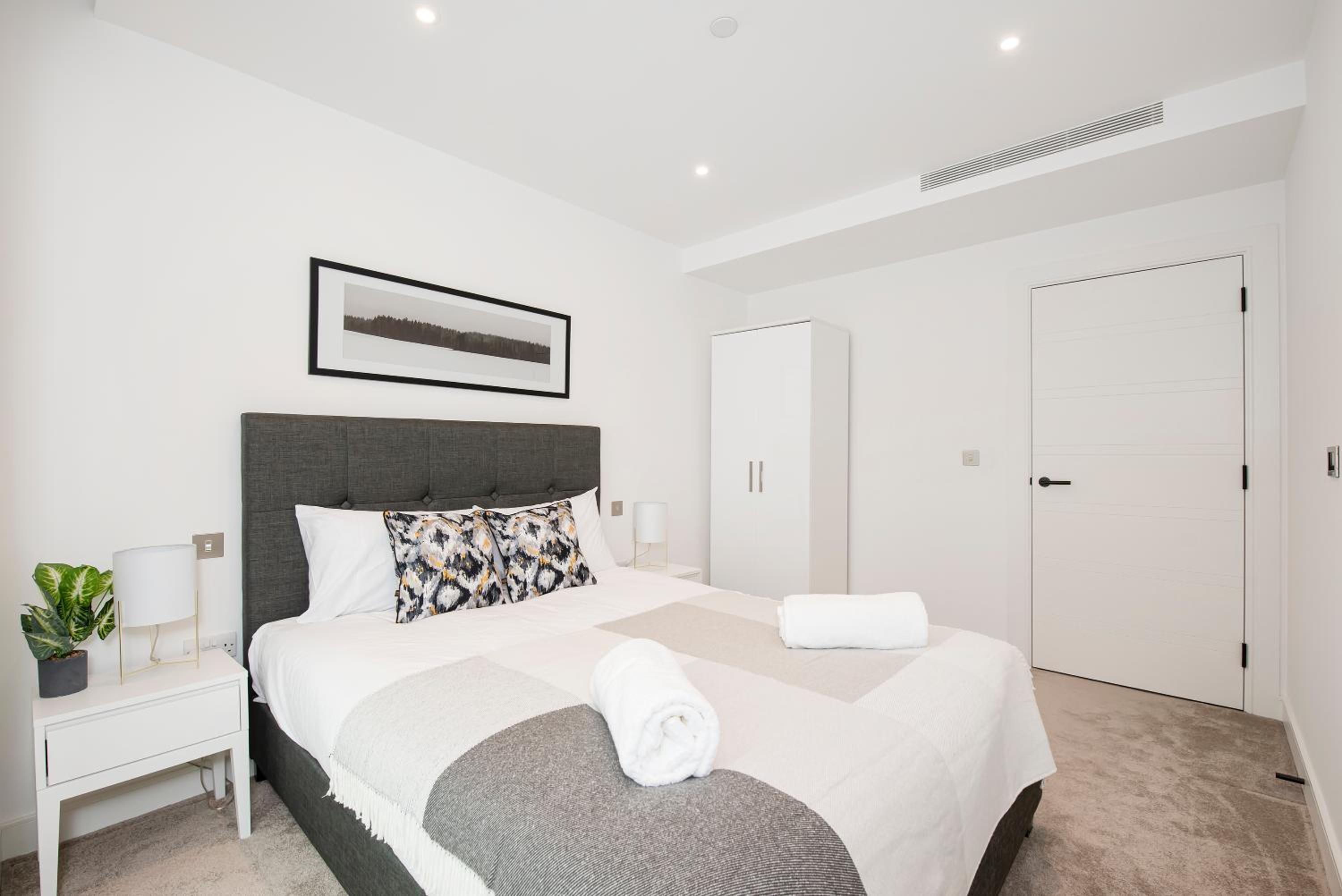 Battersea Power station 2 Bed Close To Harrods