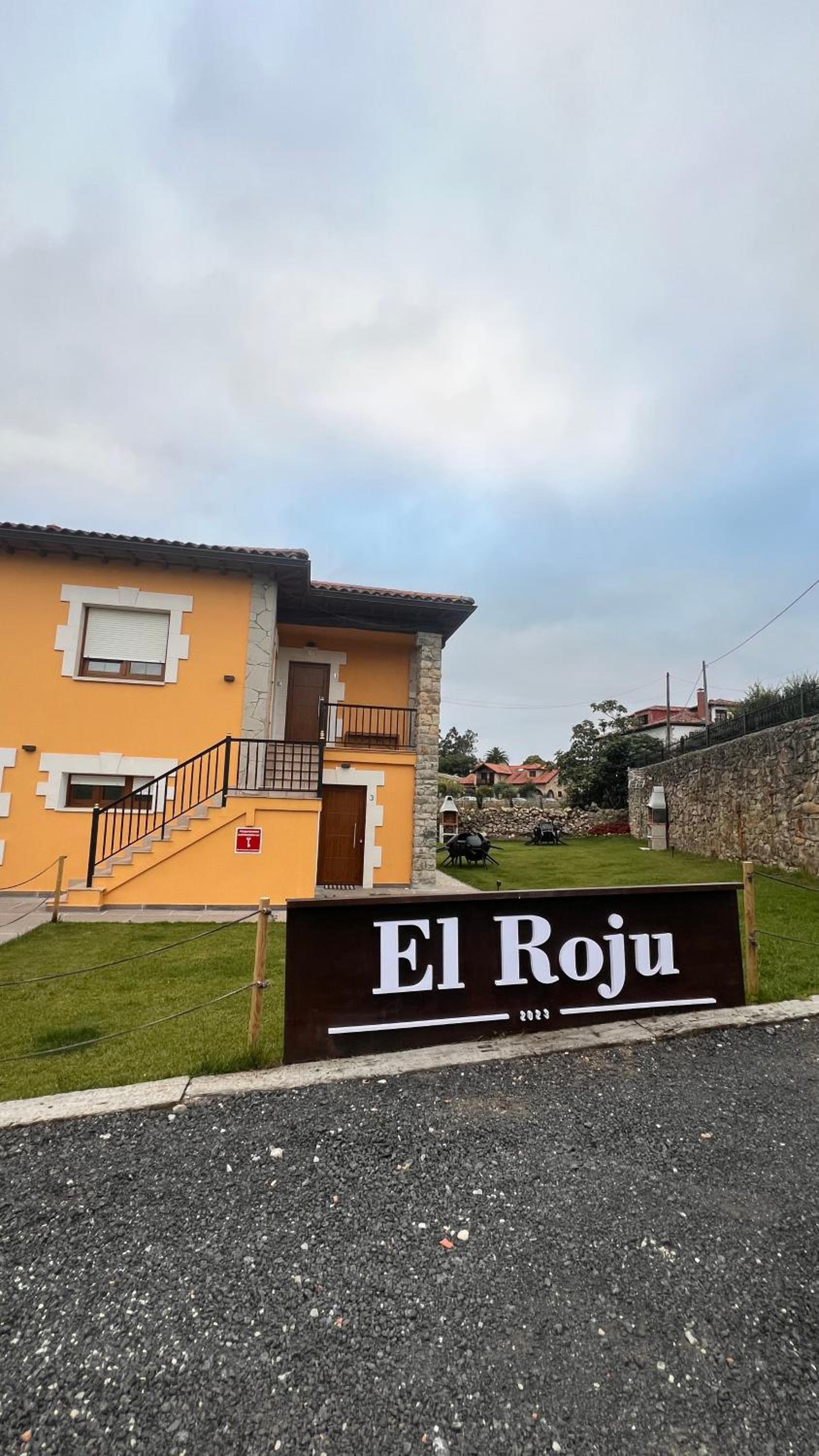 APARTAMENTOS EL ROJU