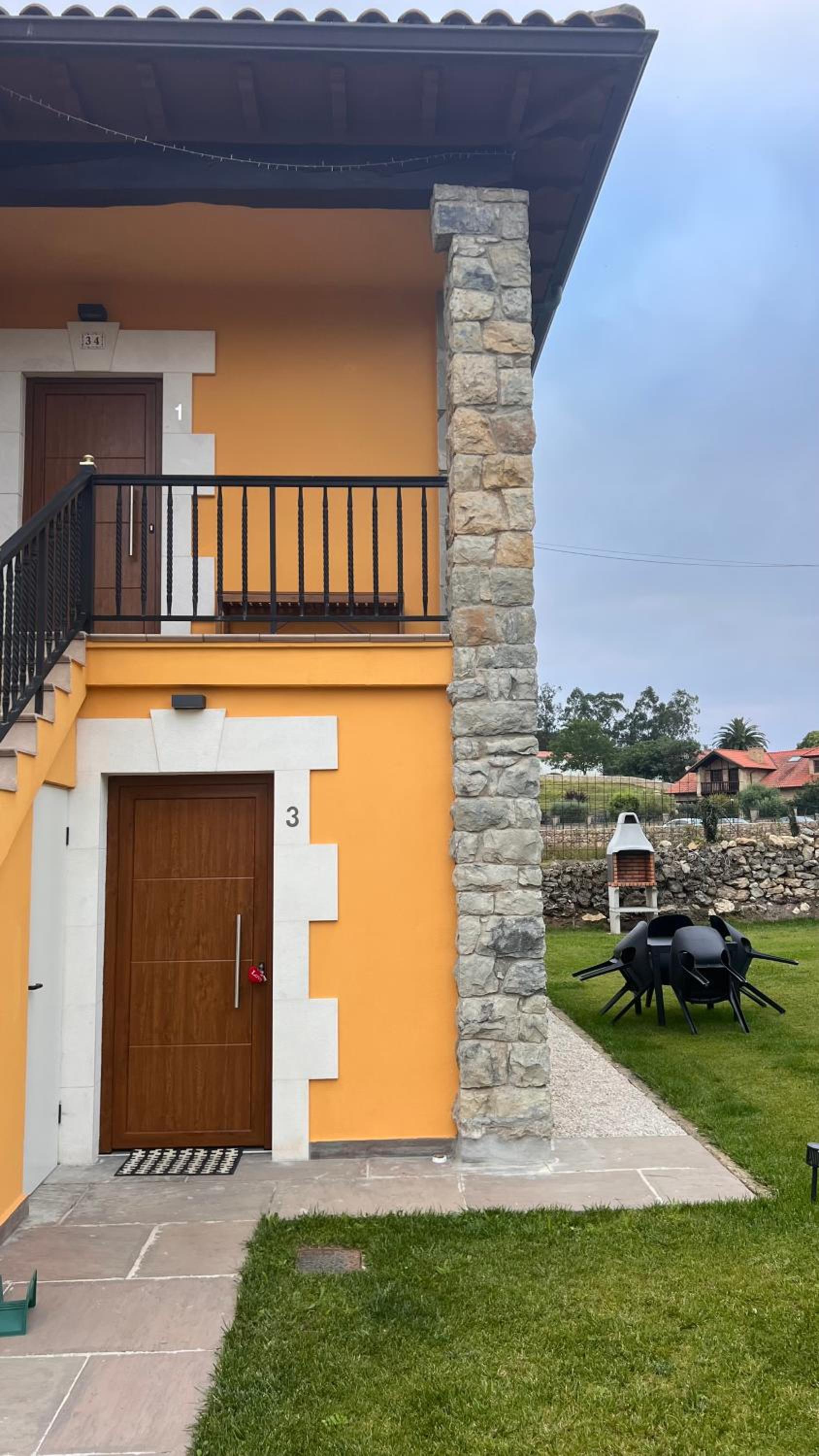 APARTAMENTOS EL ROJU