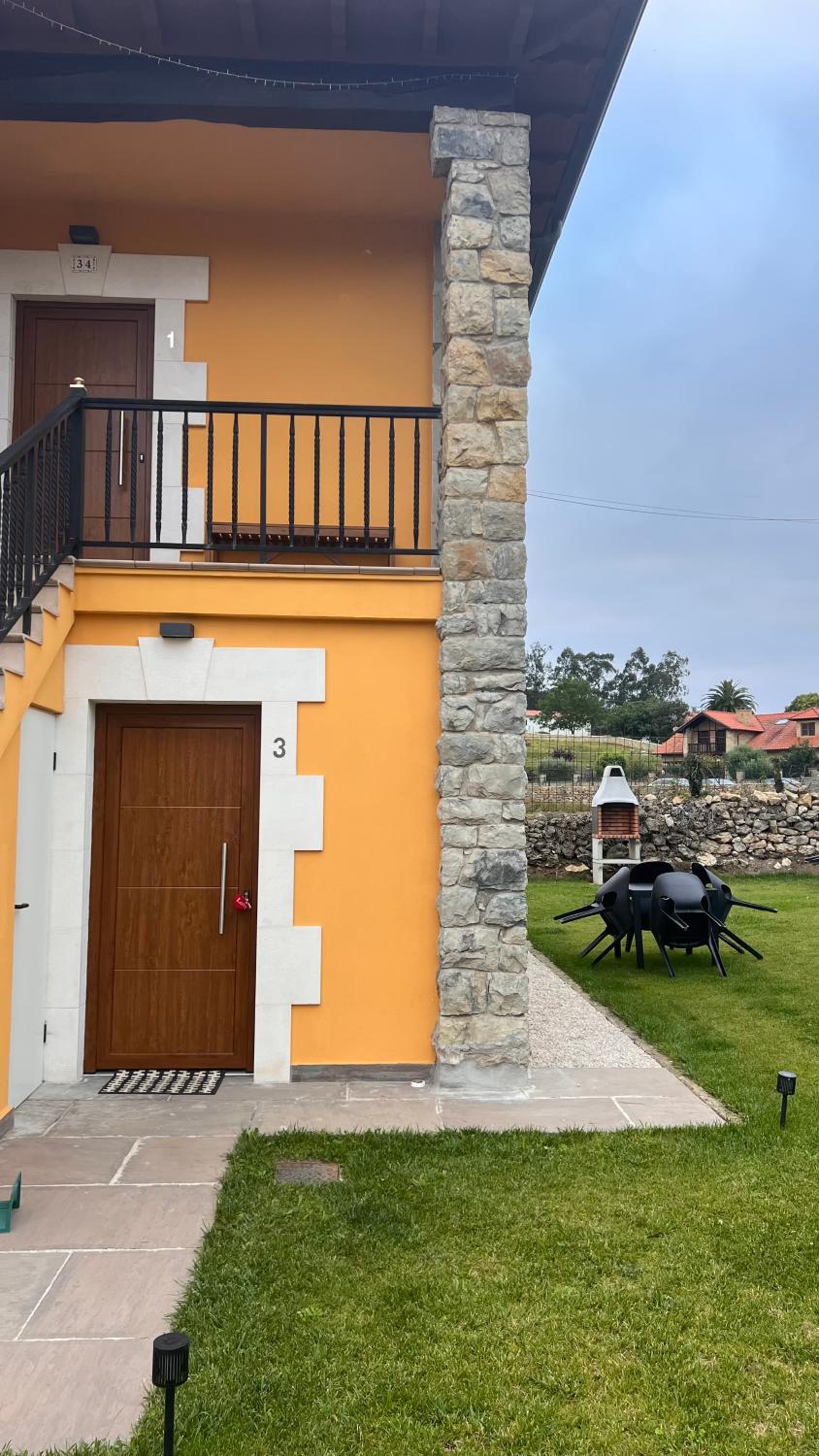 APARTAMENTOS EL ROJU