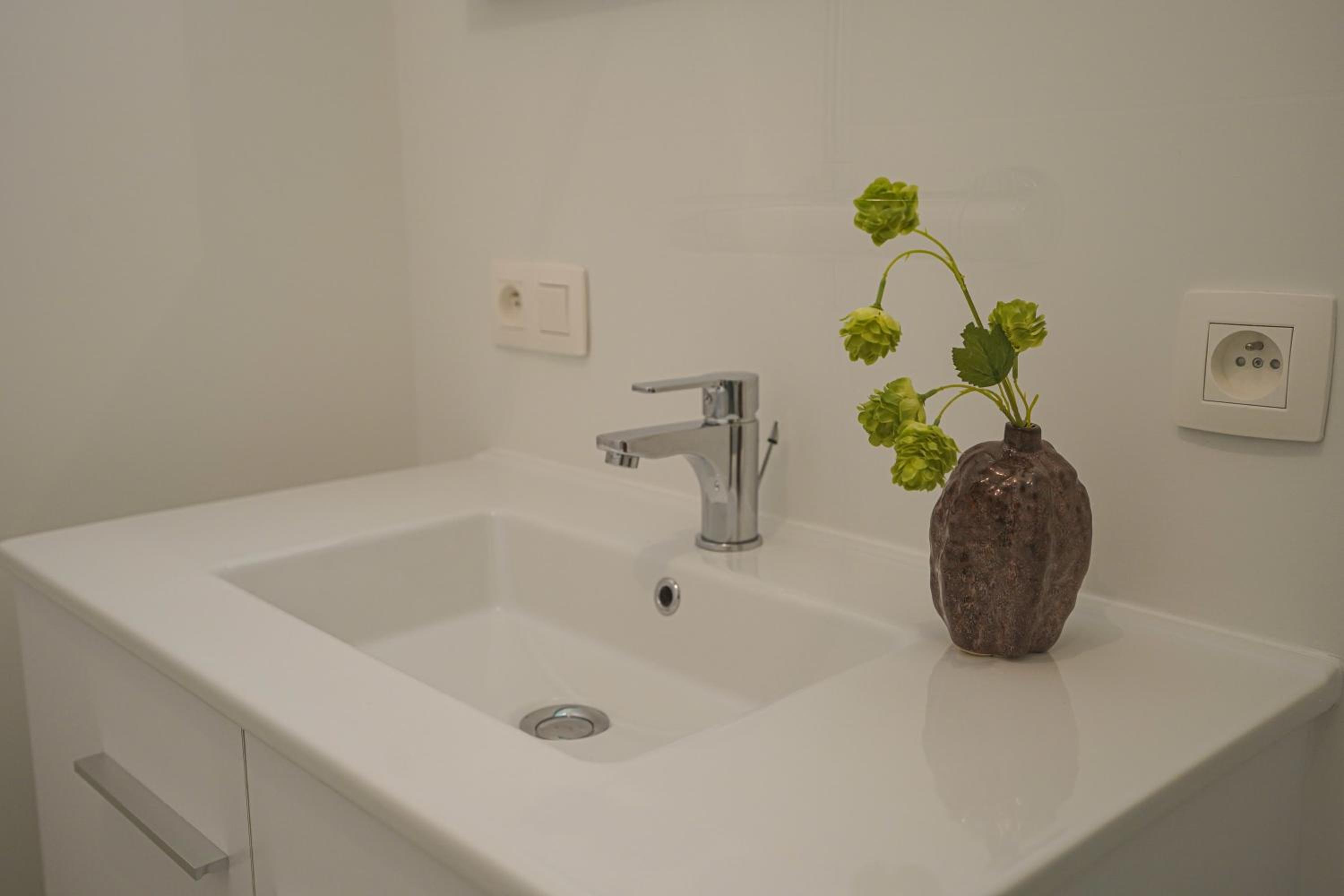 Huswell - Modern one bedroom apartment with lateral sea view