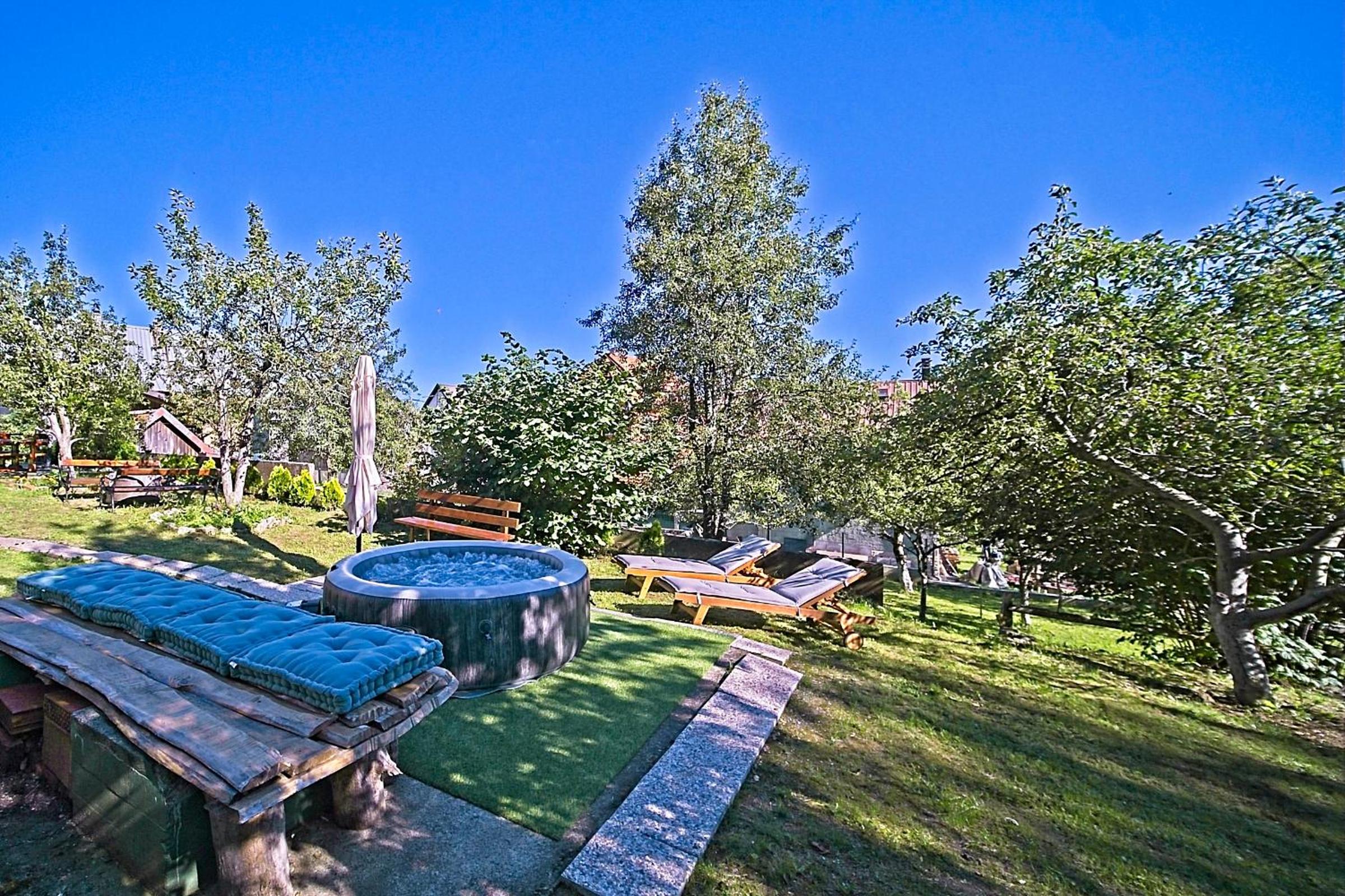 Kuća "Karličevi" s rustikalnim interijerom, okružena prirodom view 5