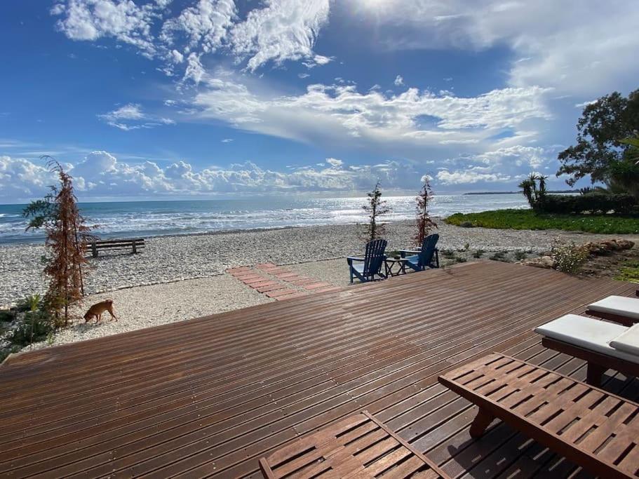 Beachfront villa Meneou