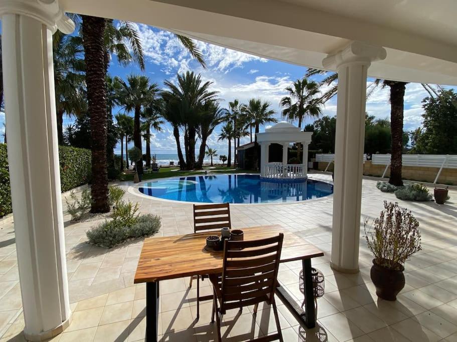 Beachfront villa Meneou