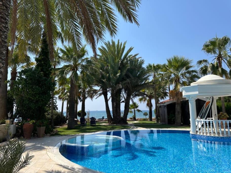 Beachfront villa Meneou