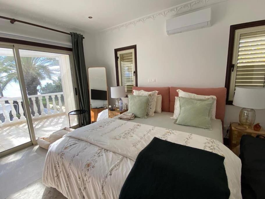 Beachfront villa Meneou