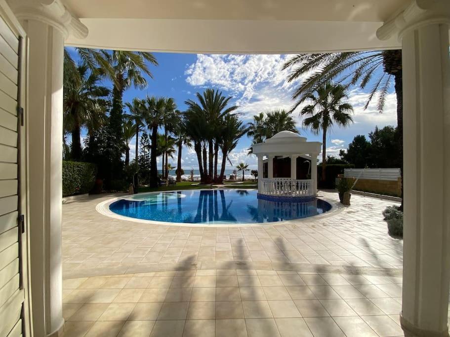 Beachfront villa Meneou