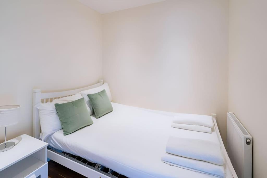 Lovely 2BD Cottage in CityCenter