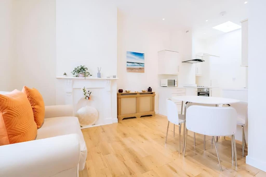 Lovely 2BD Cottage in CityCenter