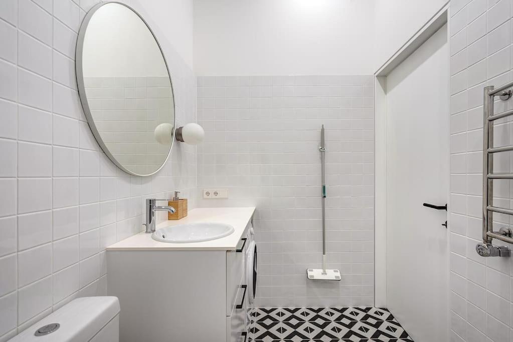 Spacious 2-bedroom Flat In Old Town by URBAN RENT view 2