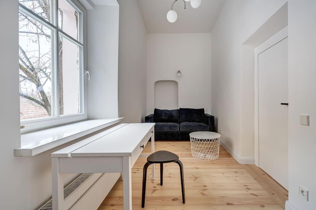 Spacious 2-bedroom Flat In Old Town by URBAN RENT view 3