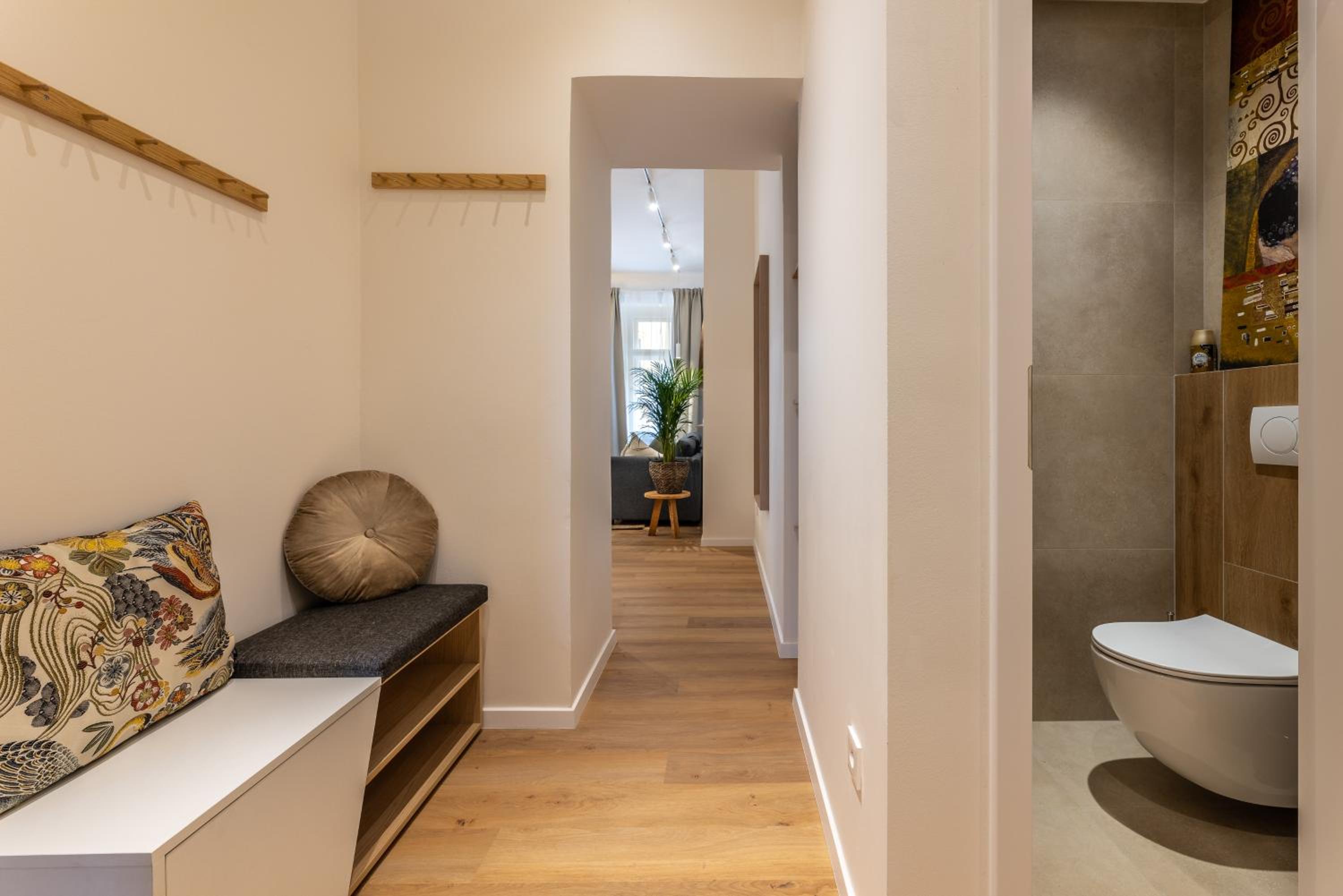 Boho Renovated Apartment Close to National Theather