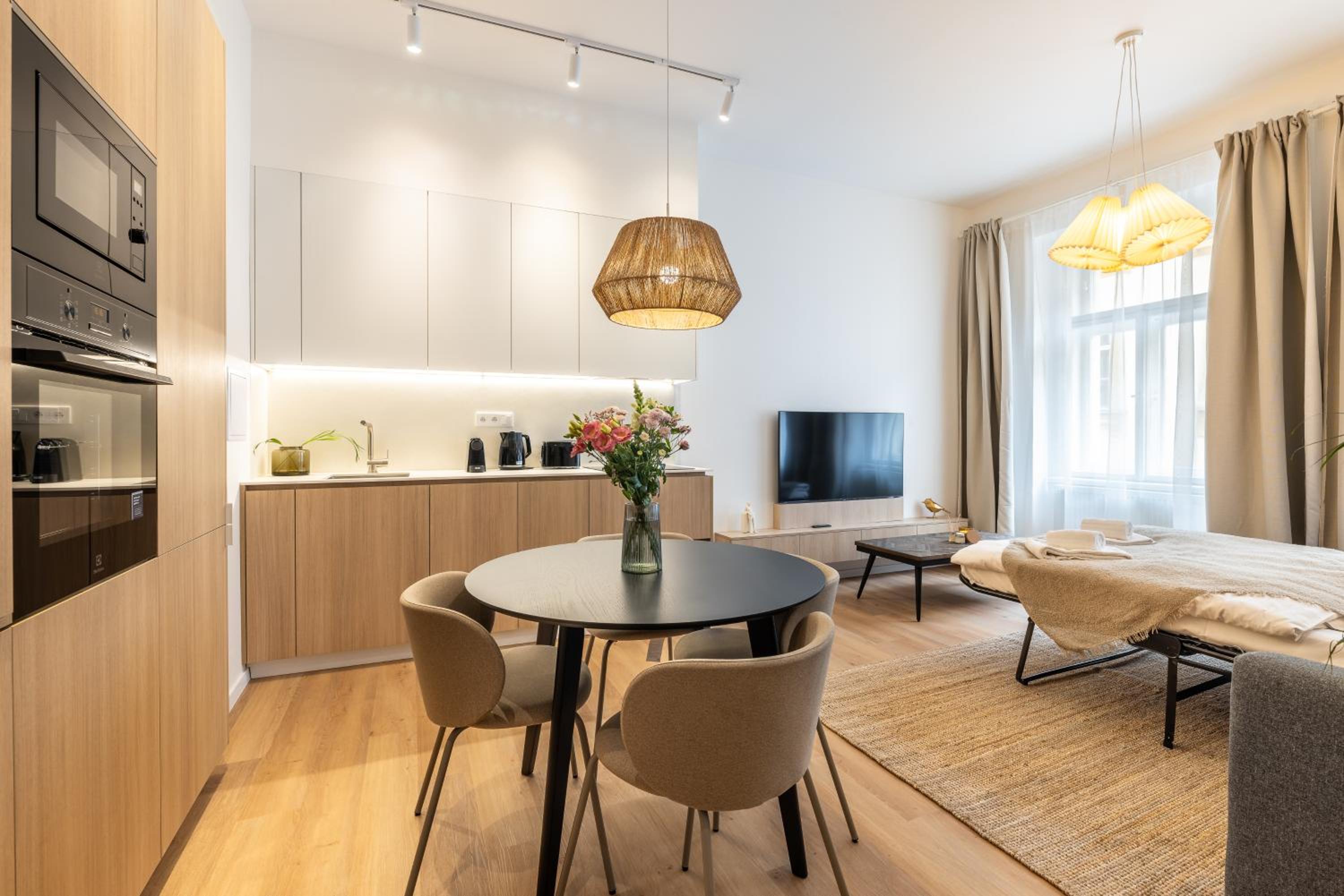 Boho Renovated Apartment Close to National Theather