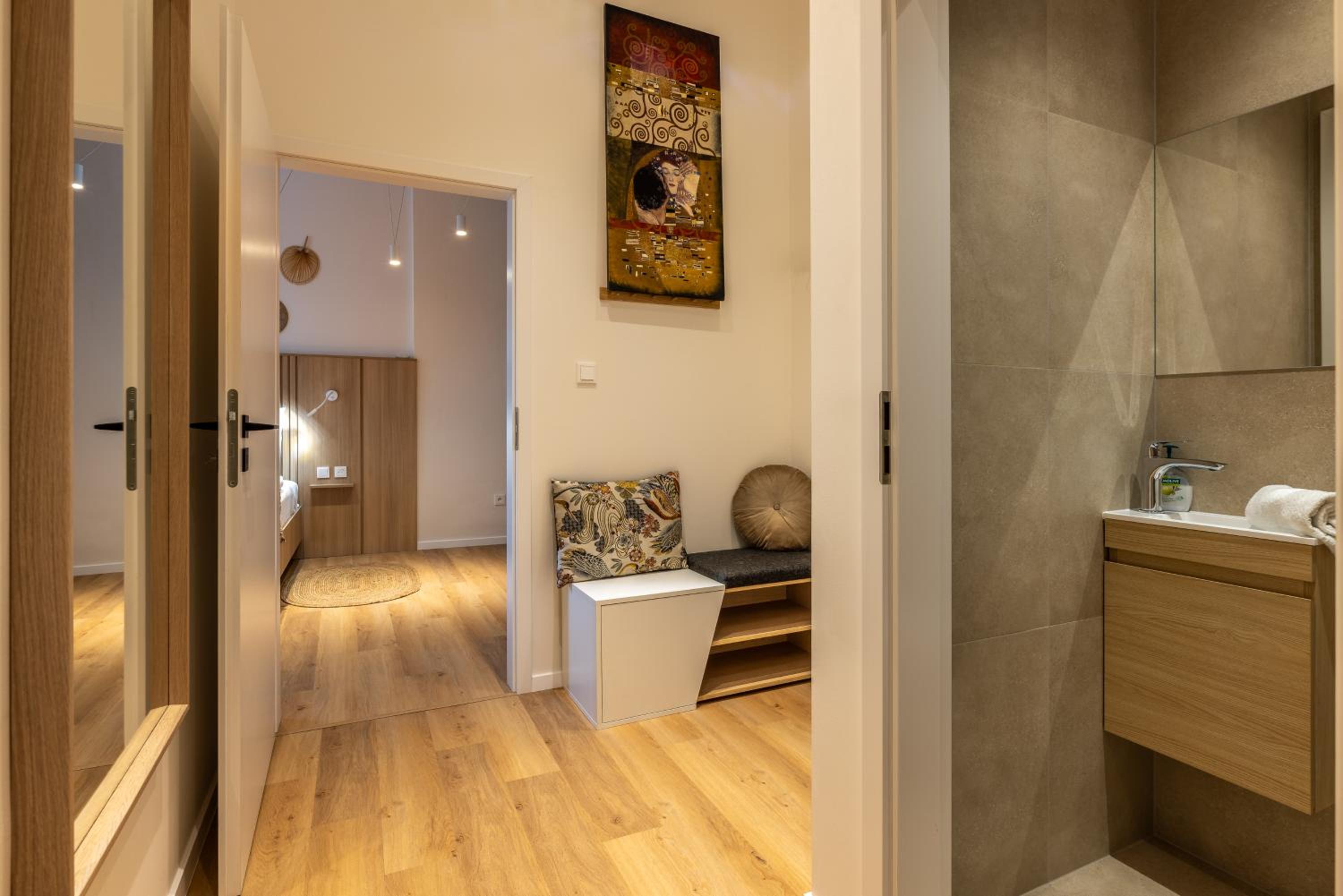 Boho Renovated Apartment Close to National Theather