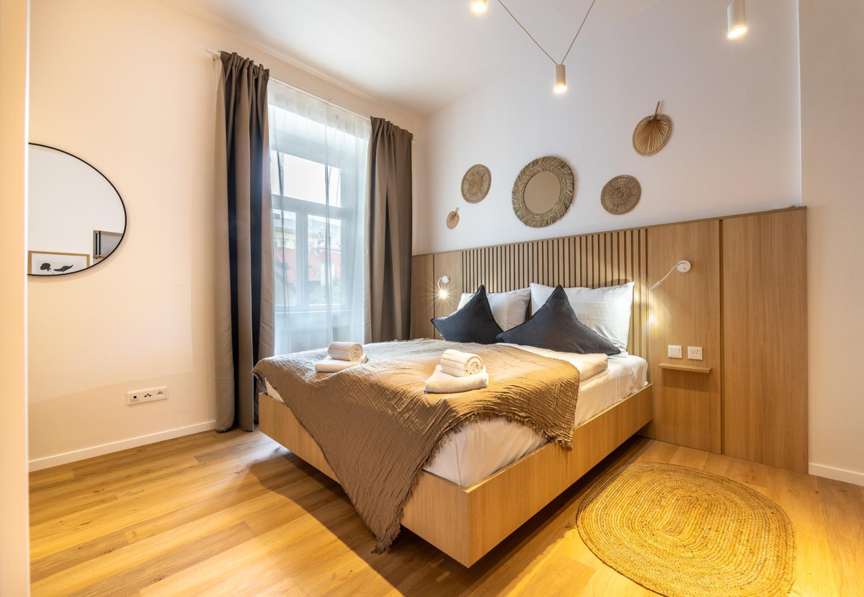 Boho Renovated Apartment Close to National Theather
