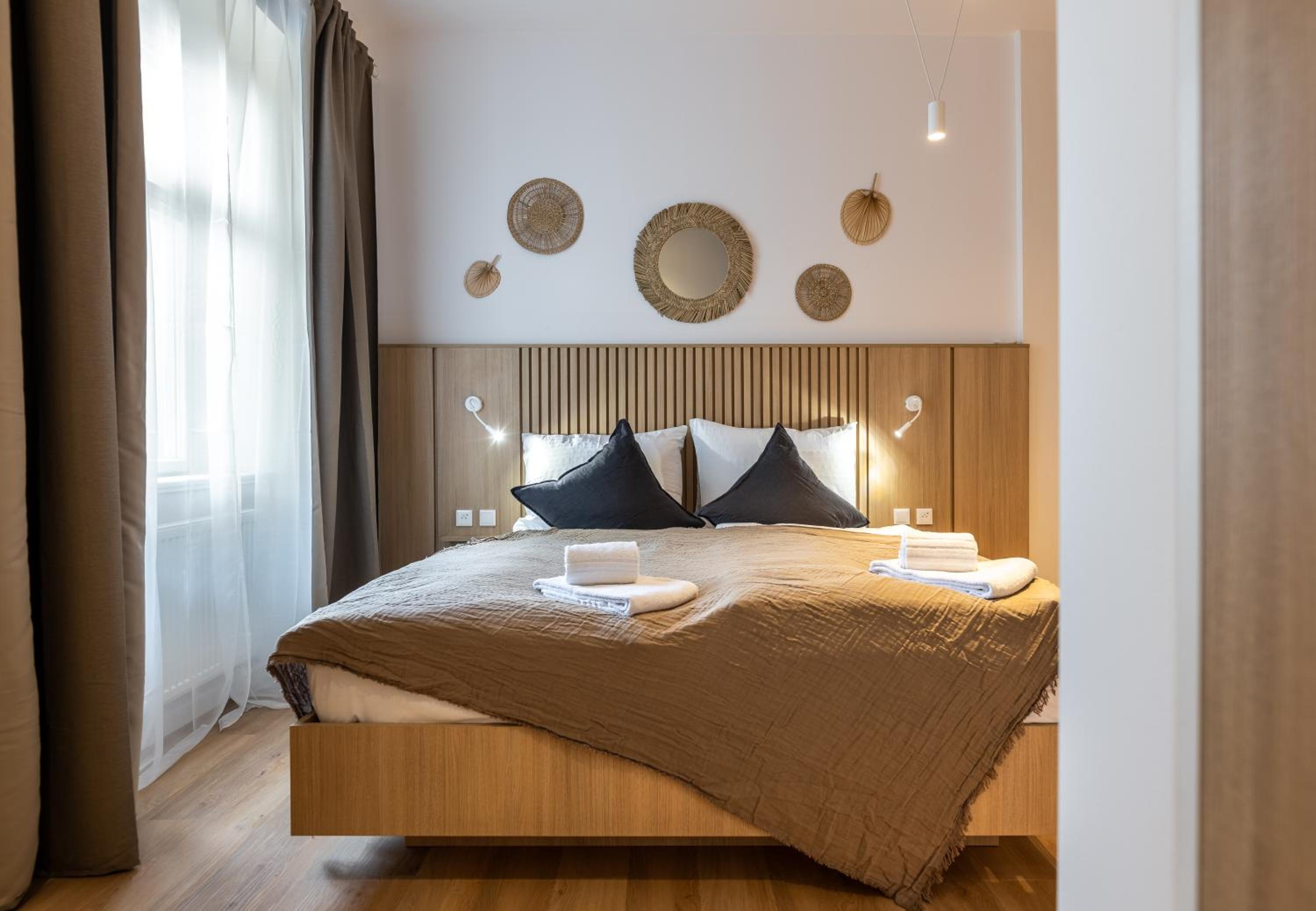 Boho Renovated Apartment Close to National Theather