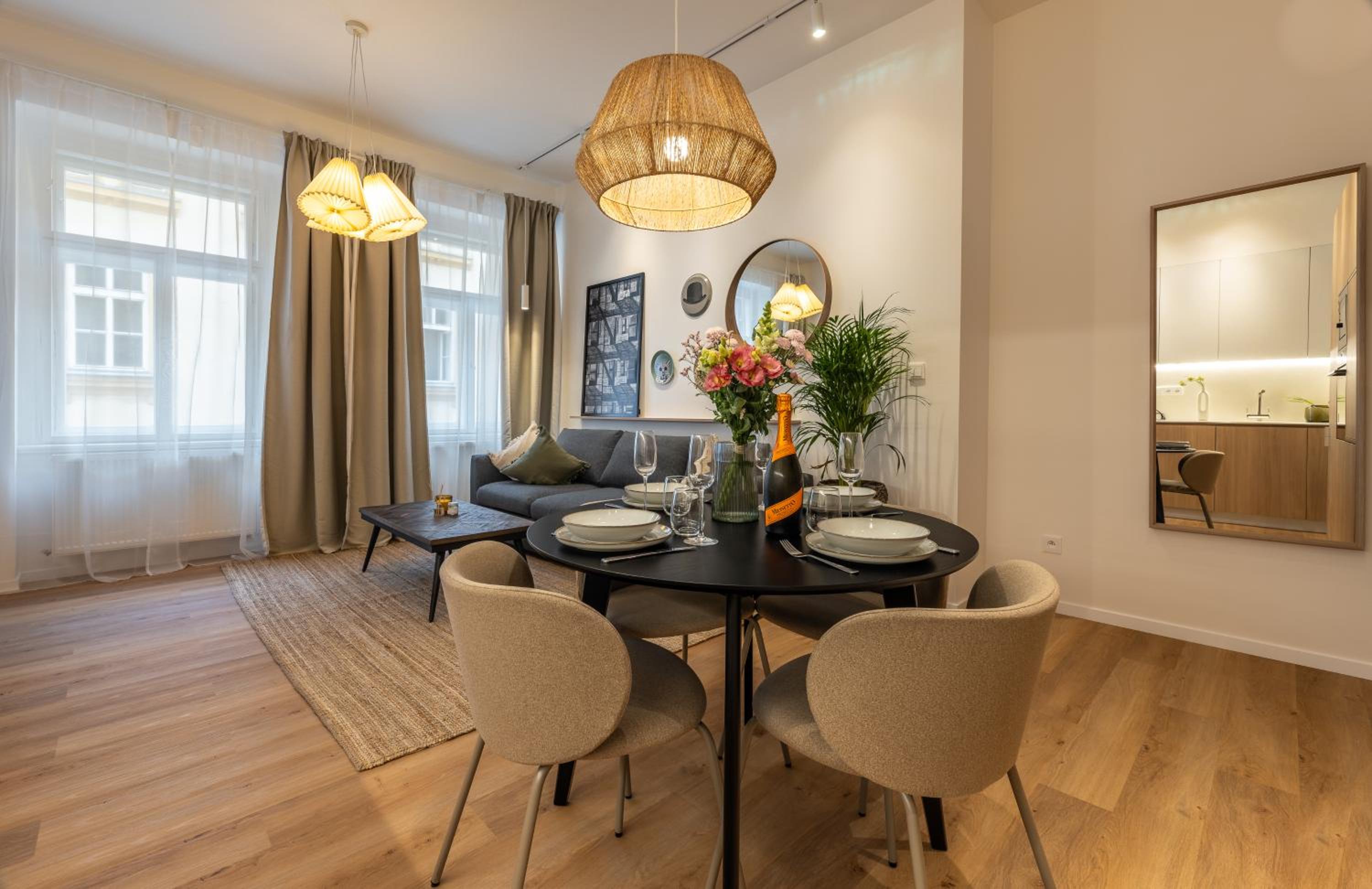 Boho Renovated Apartment Close to National Theather