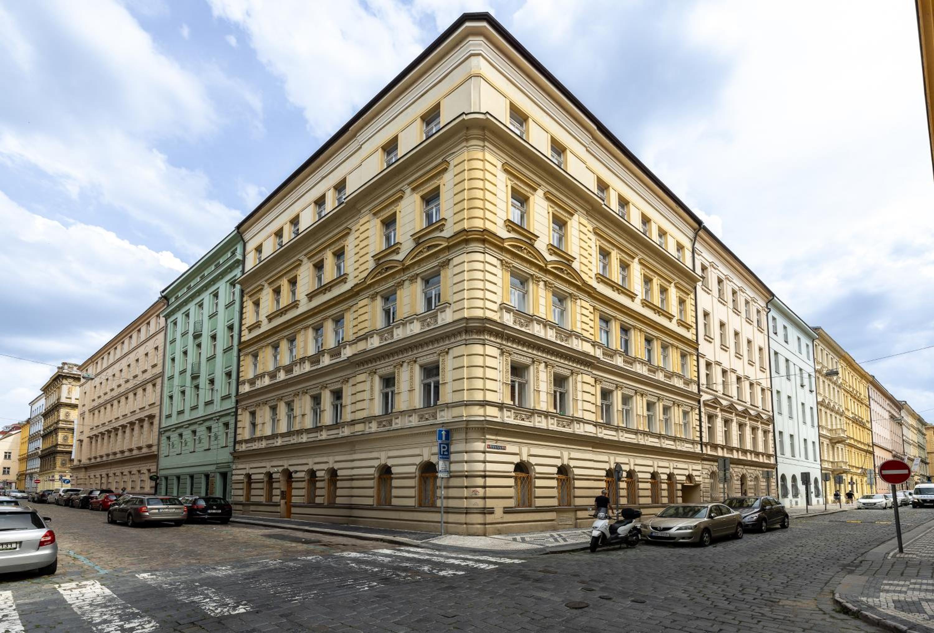 Boho Renovated Apartment Close to National Theather