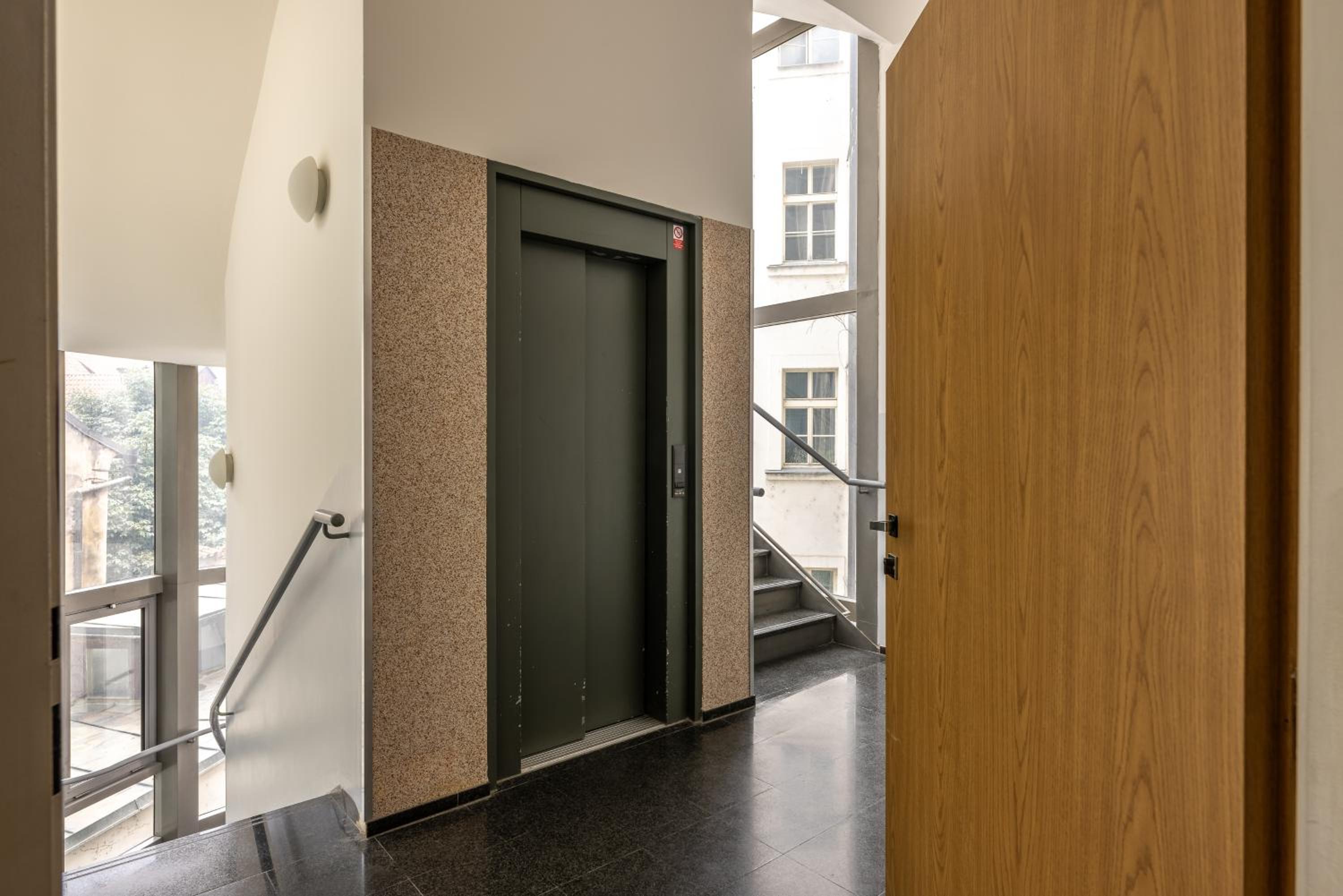 Boho Renovated Apartment Close to National Theather