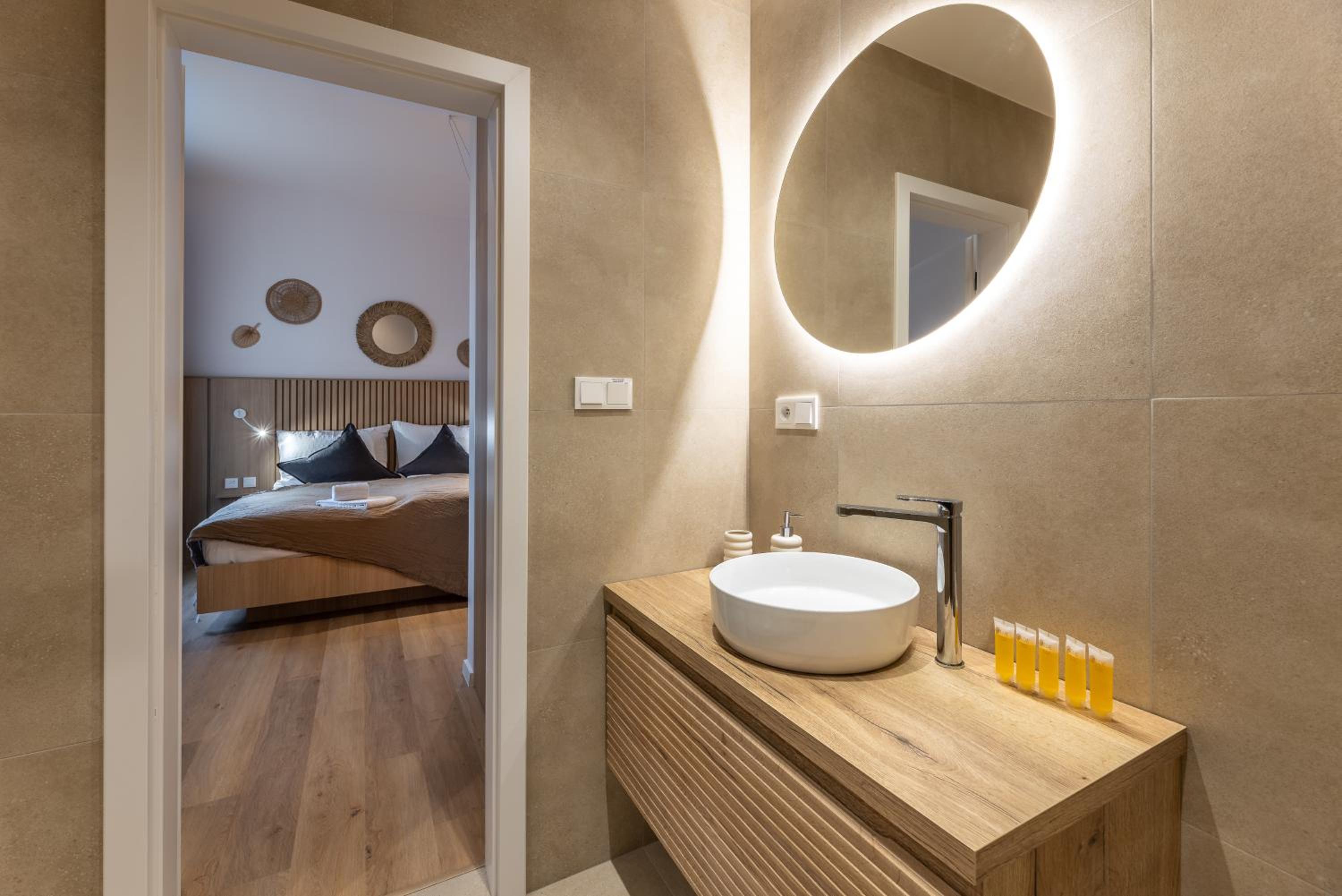 Boho Renovated Apartment Close to National Theather