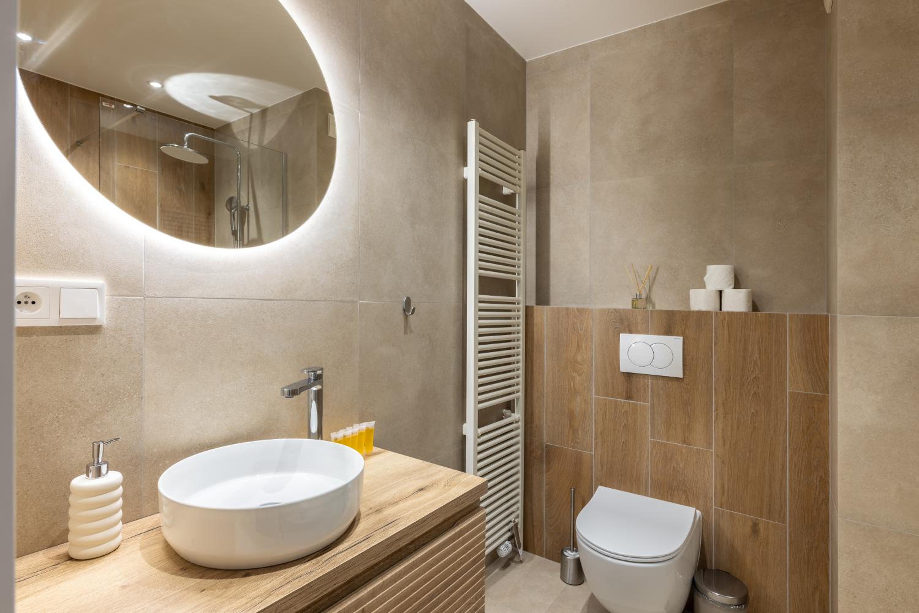 Boho Renovated Apartment Close to National Theather