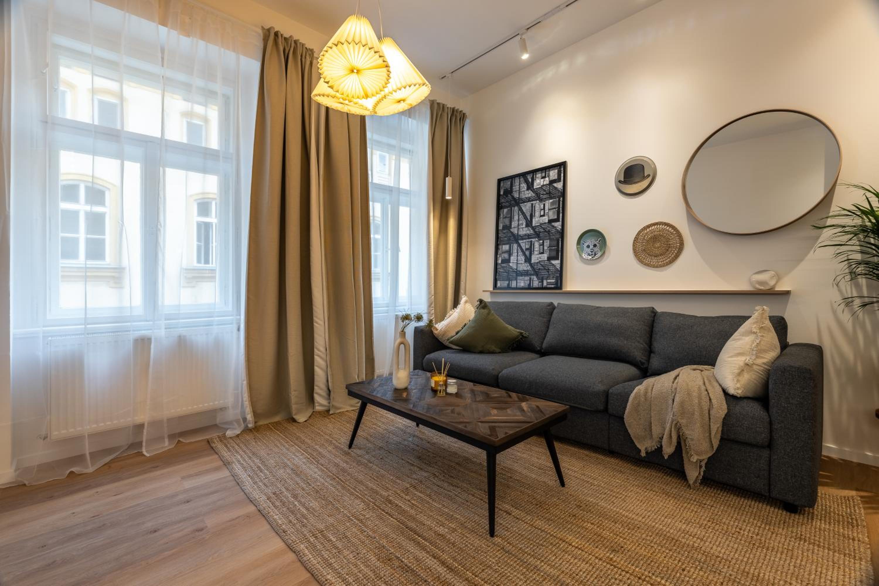 Boho Renovated Apartment Close to National Theather