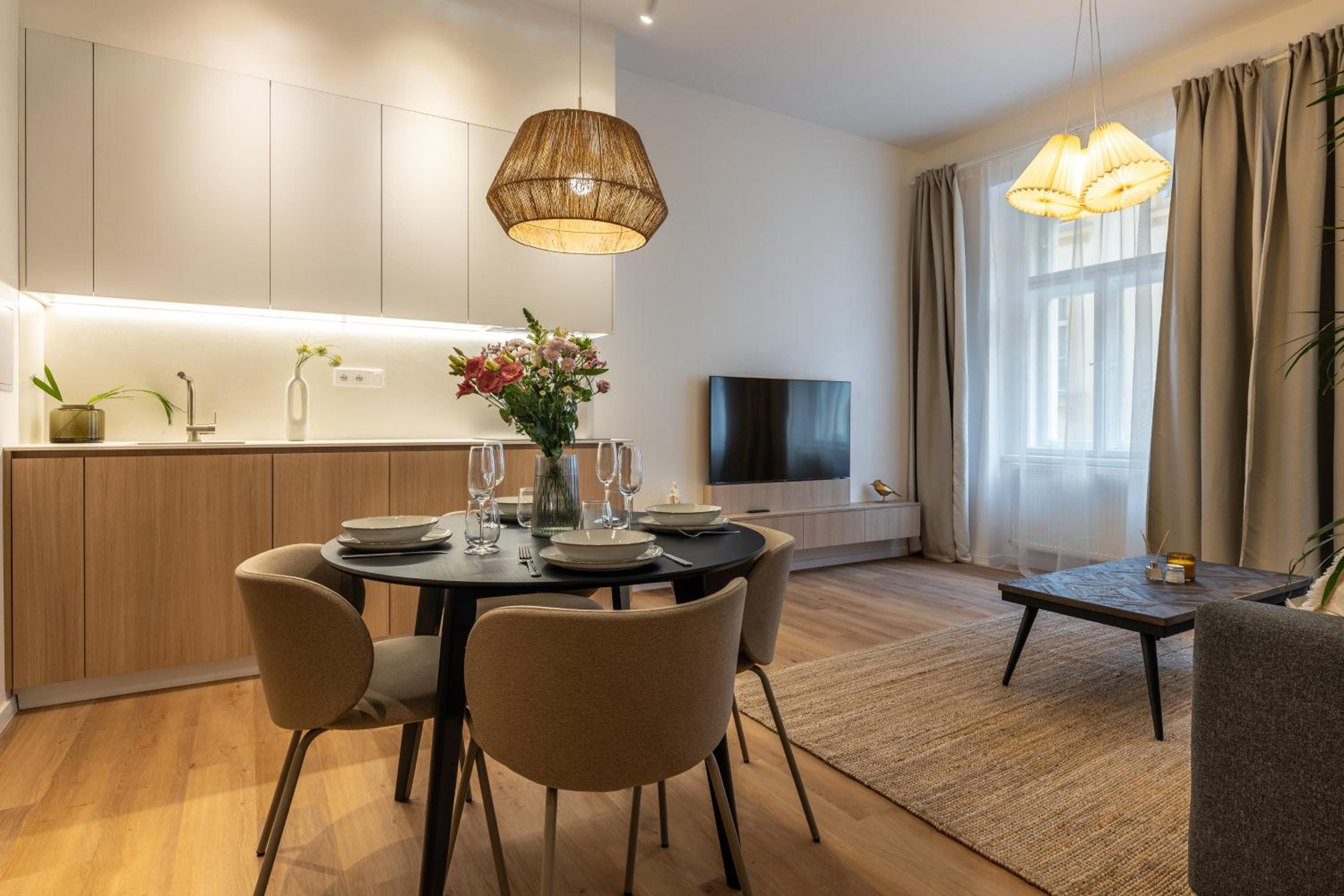 Boho Renovated Apartment Close to National Theather