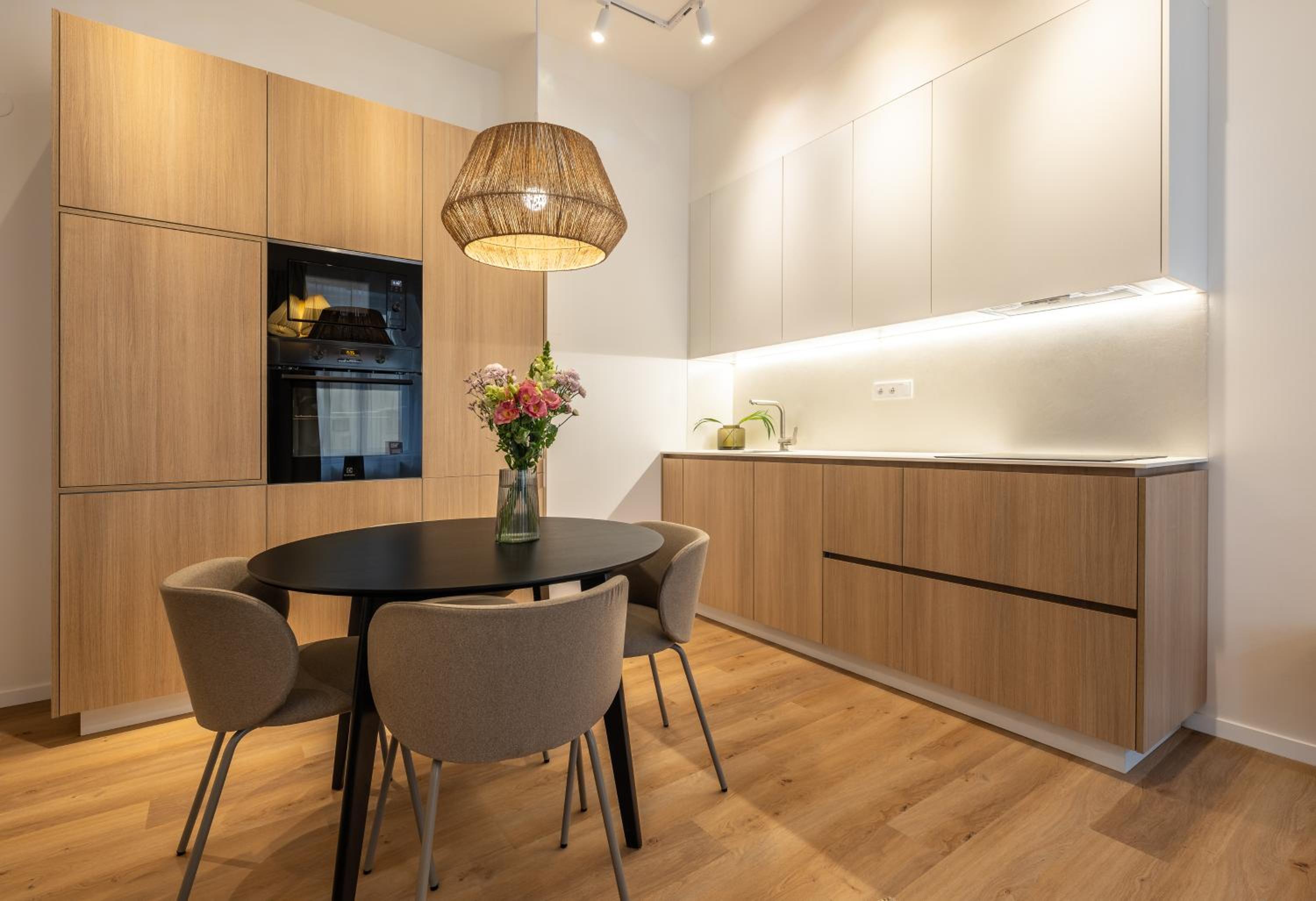 Boho Renovated Apartment Close to National Theather