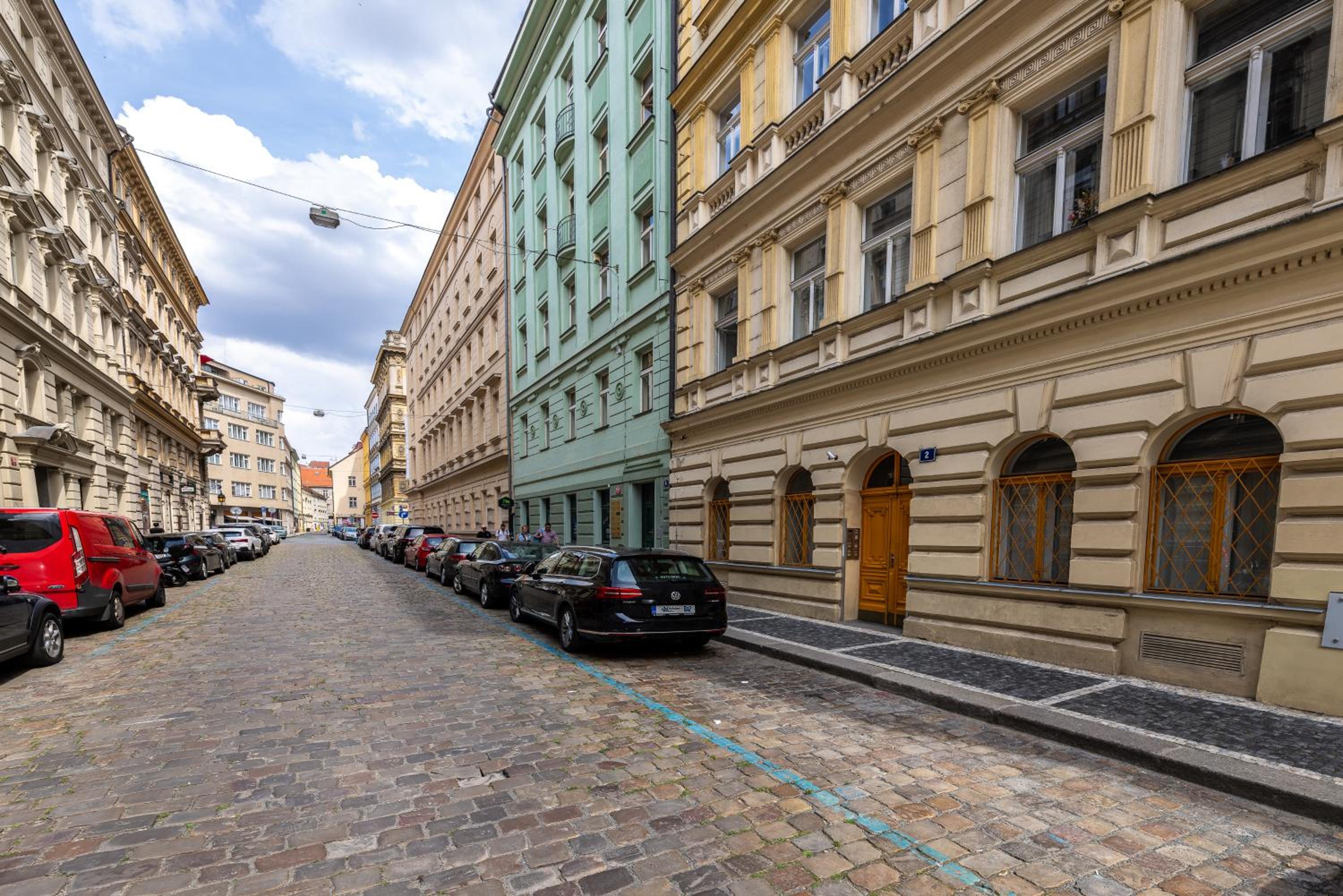 Boho Renovated Apartment Close to National Theather