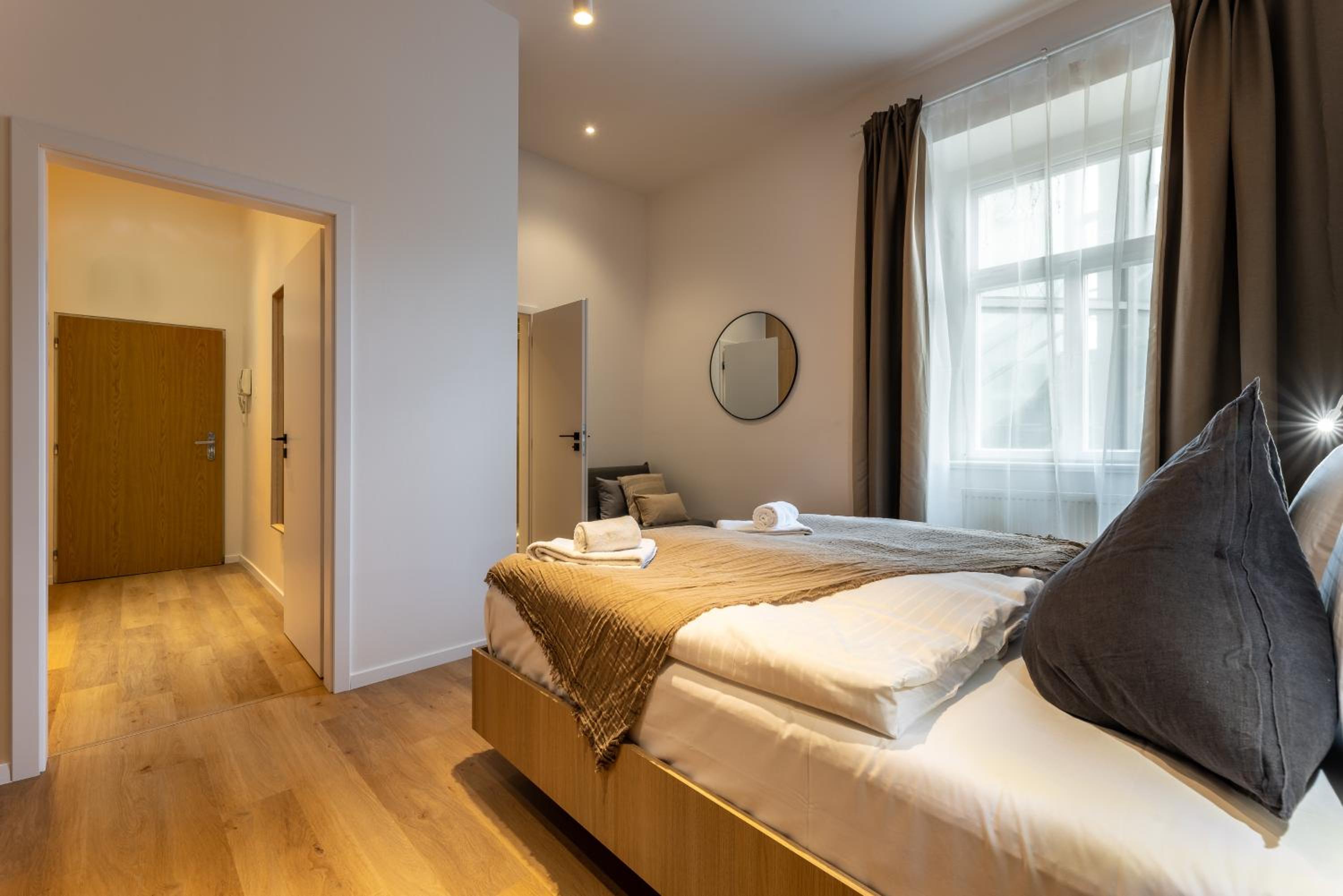 Boho Renovated Apartment Close to National Theather