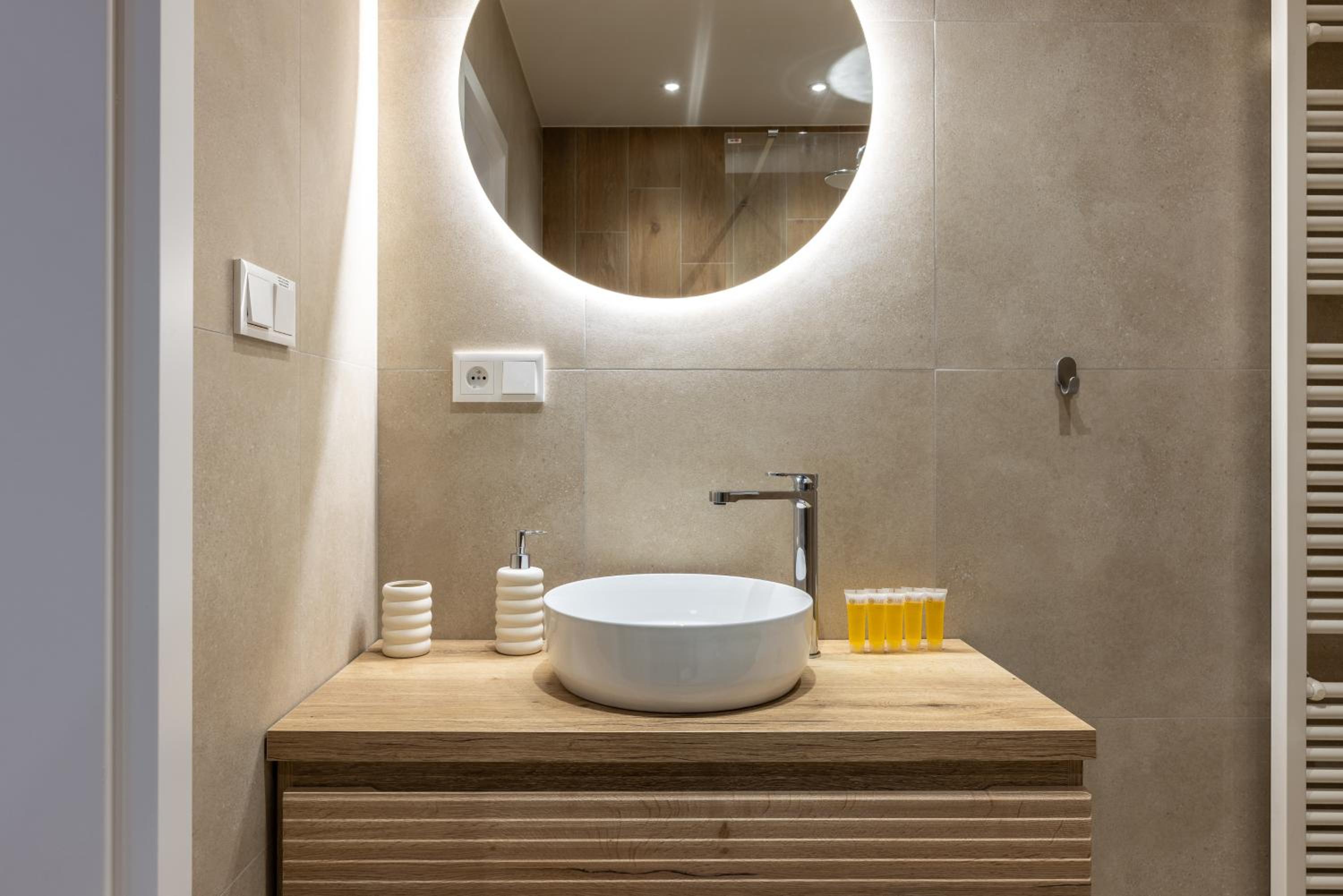 Boho Renovated Apartment Close to National Theather