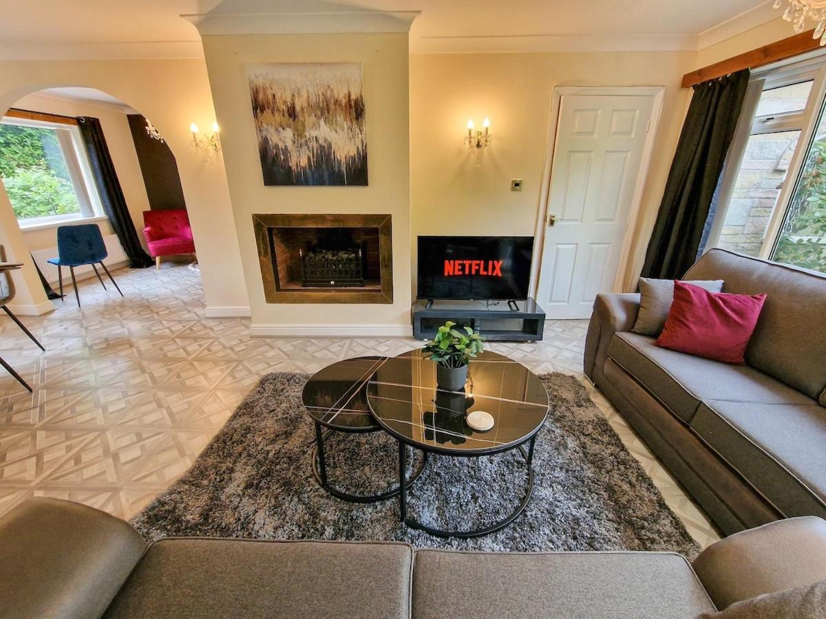 4 Bed Heald Green Home Free Parking