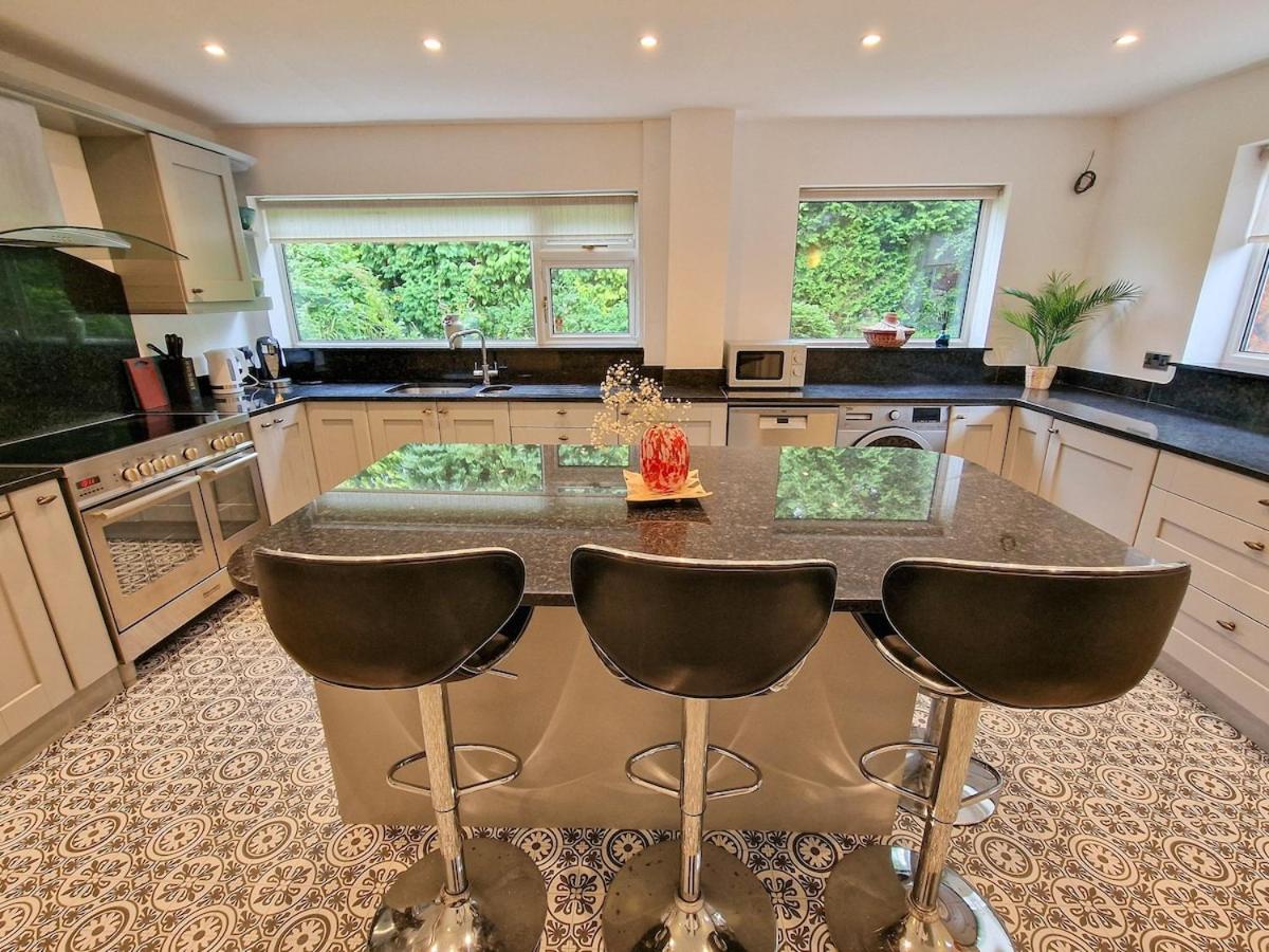 4 Bed Heald Green Home Free Parking