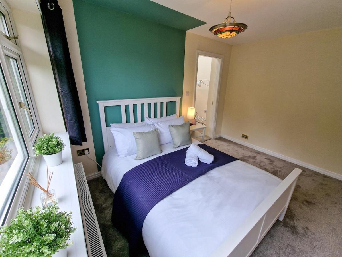 4 Bed Heald Green Home Free Parking