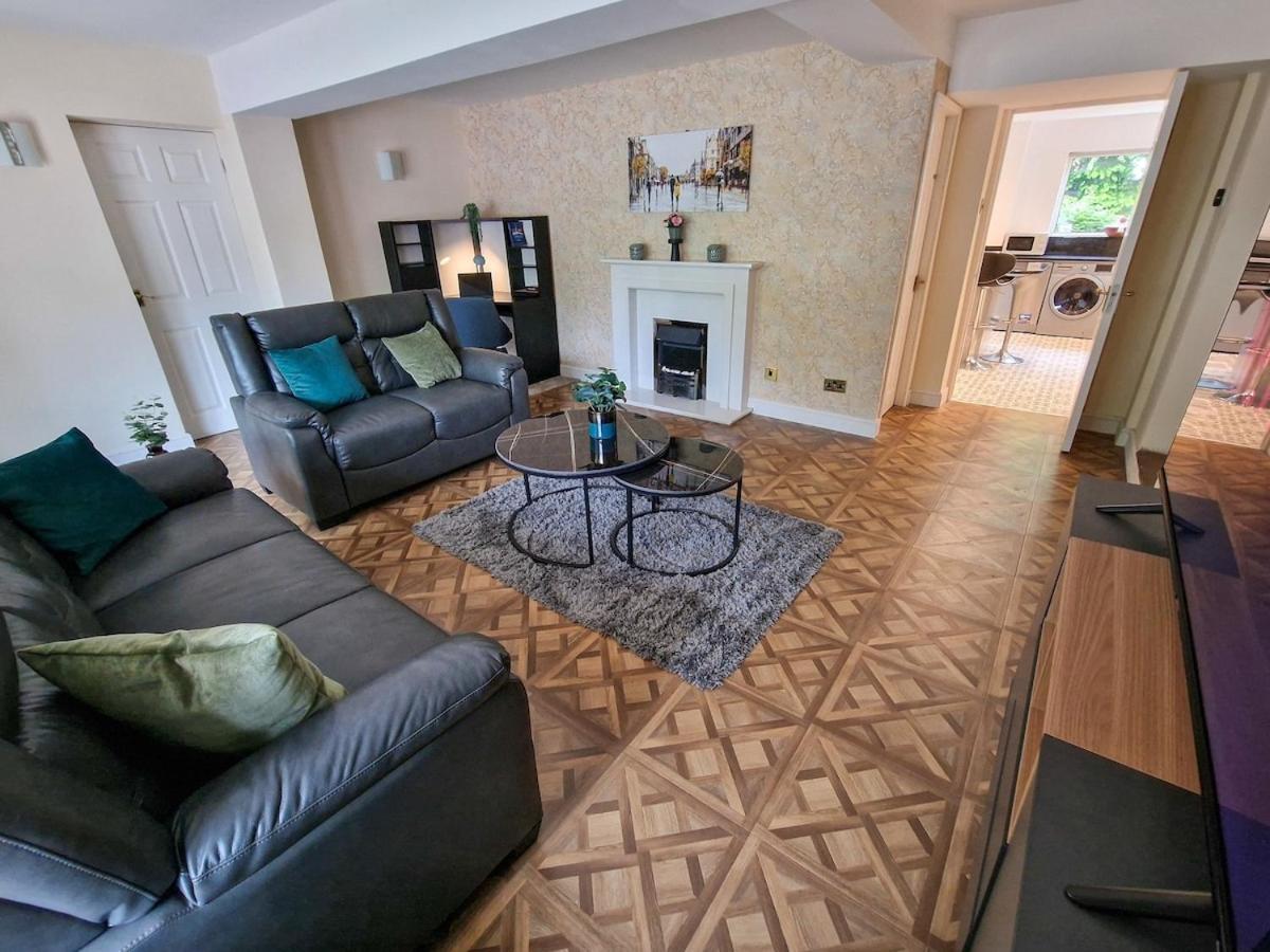 4 Bed Heald Green Home Free Parking
