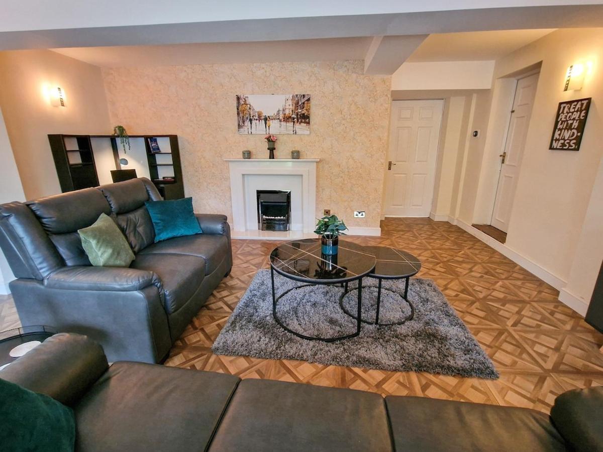4 Bed Heald Green Home Free Parking