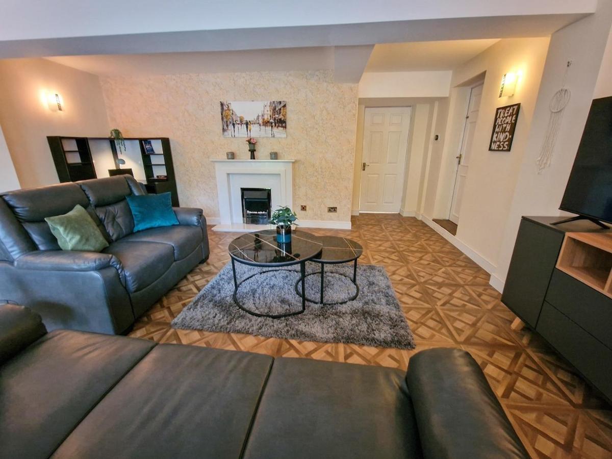 4 Bed Heald Green Home Free Parking
