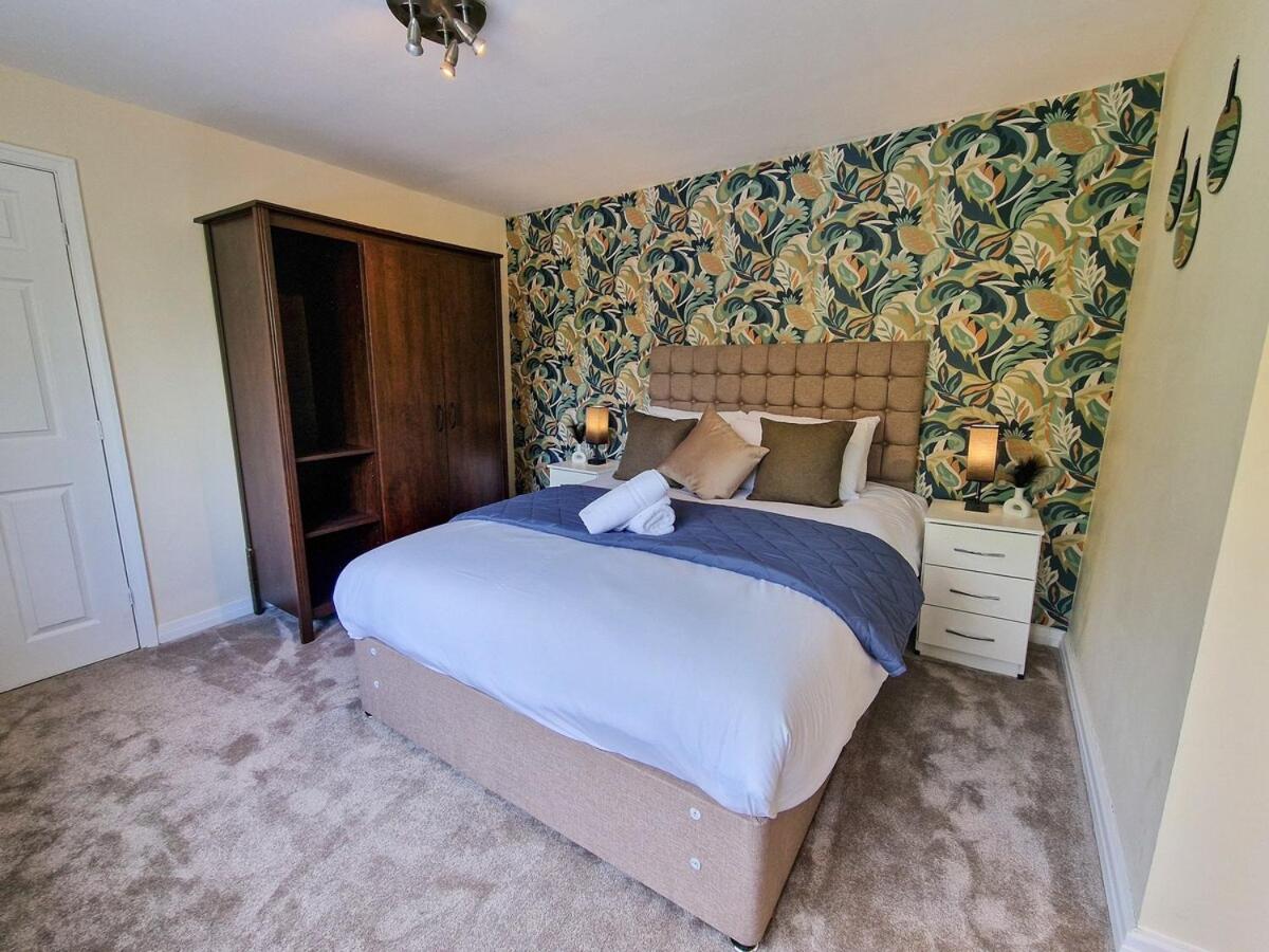 4 Bed Heald Green Home Free Parking
