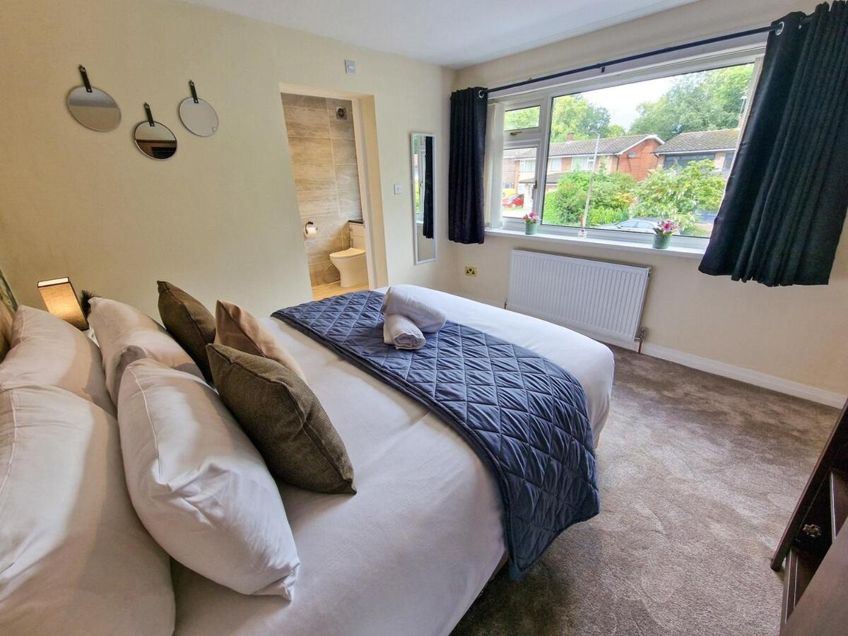 4 Bed Heald Green Home Free Parking