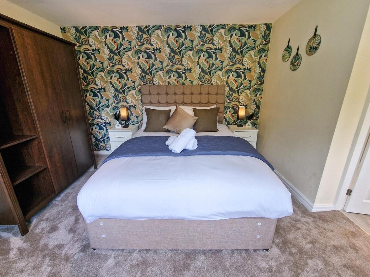 4 Bed Heald Green Home Free Parking