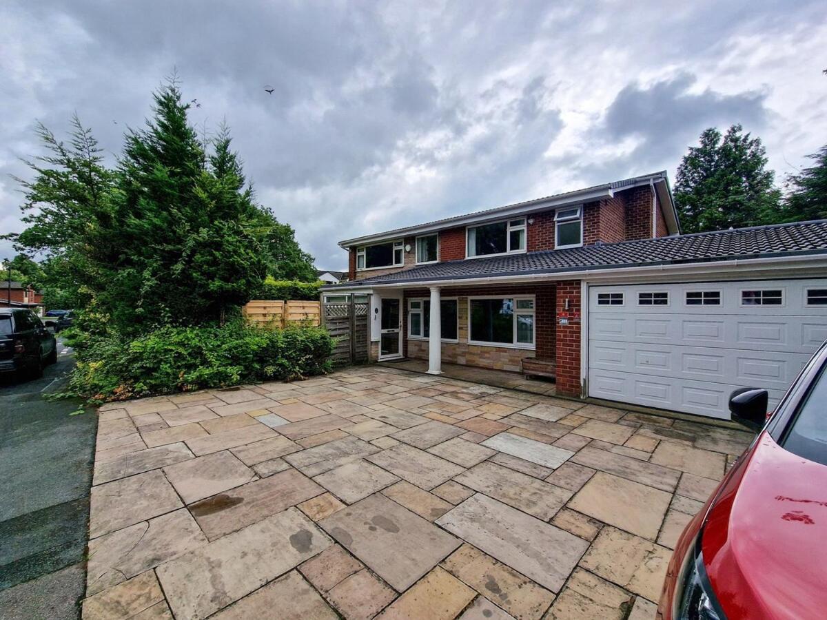 4 Bed Heald Green Home Free Parking