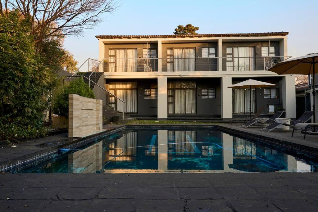 Luxury apt walk to Melrose Arch 11